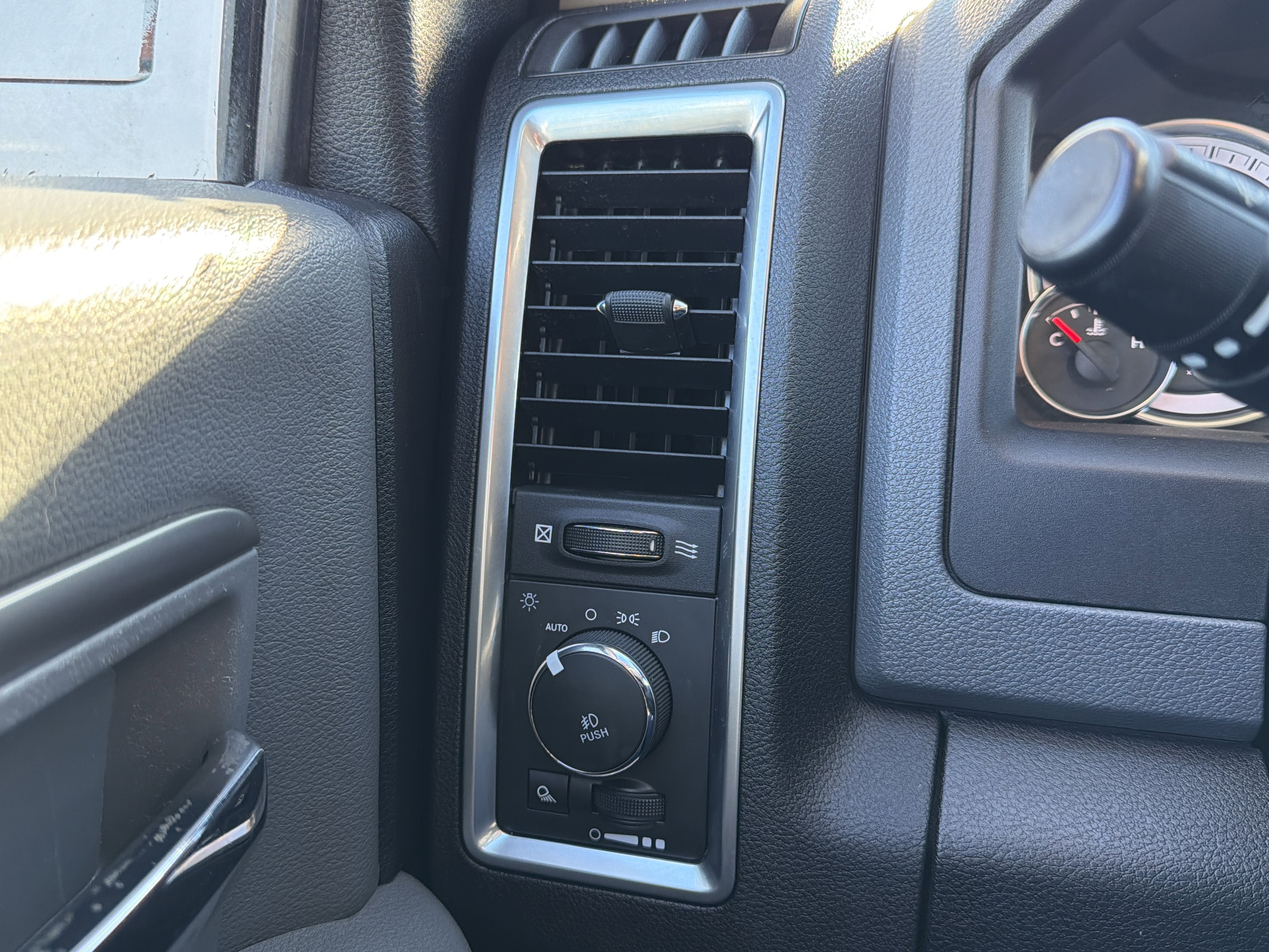 2018 RAM 1500 Big Horn Crew Cab 4x4 5'7" Box