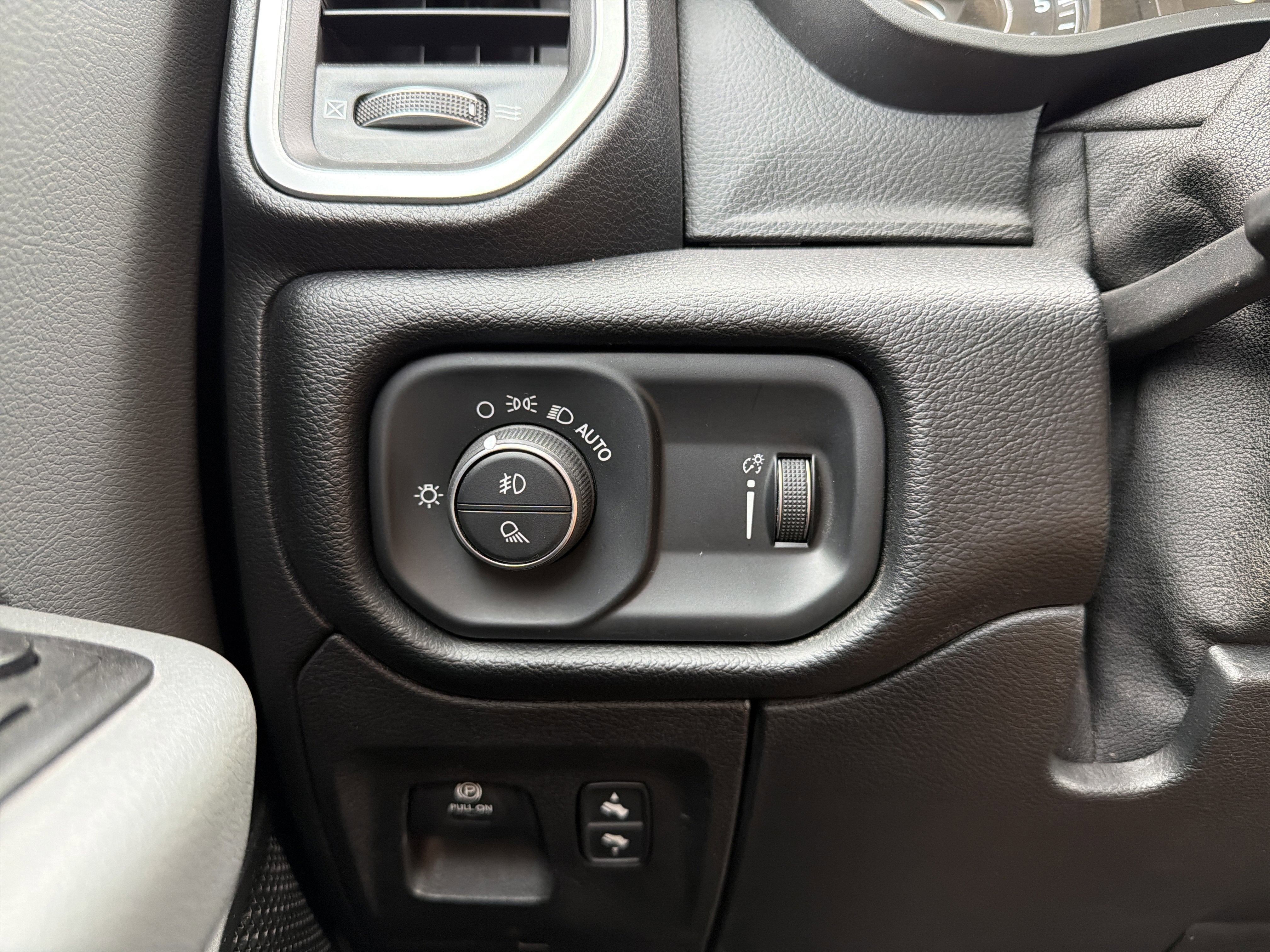 2020 RAM 1500 Big Horn Crew Cab 4x4 5'7" Box