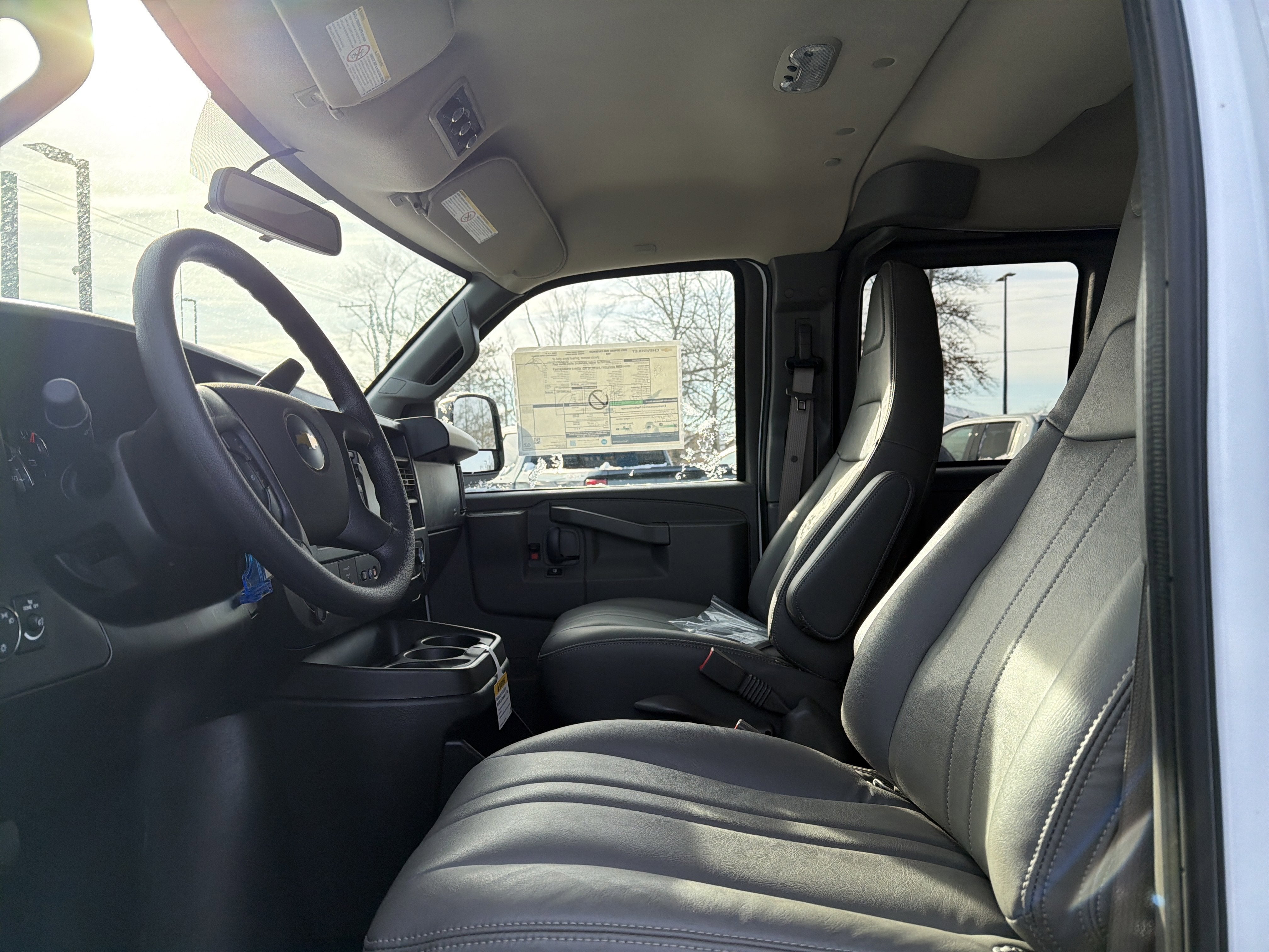 2025 Chevrolet Express Passenger 3500 1LS