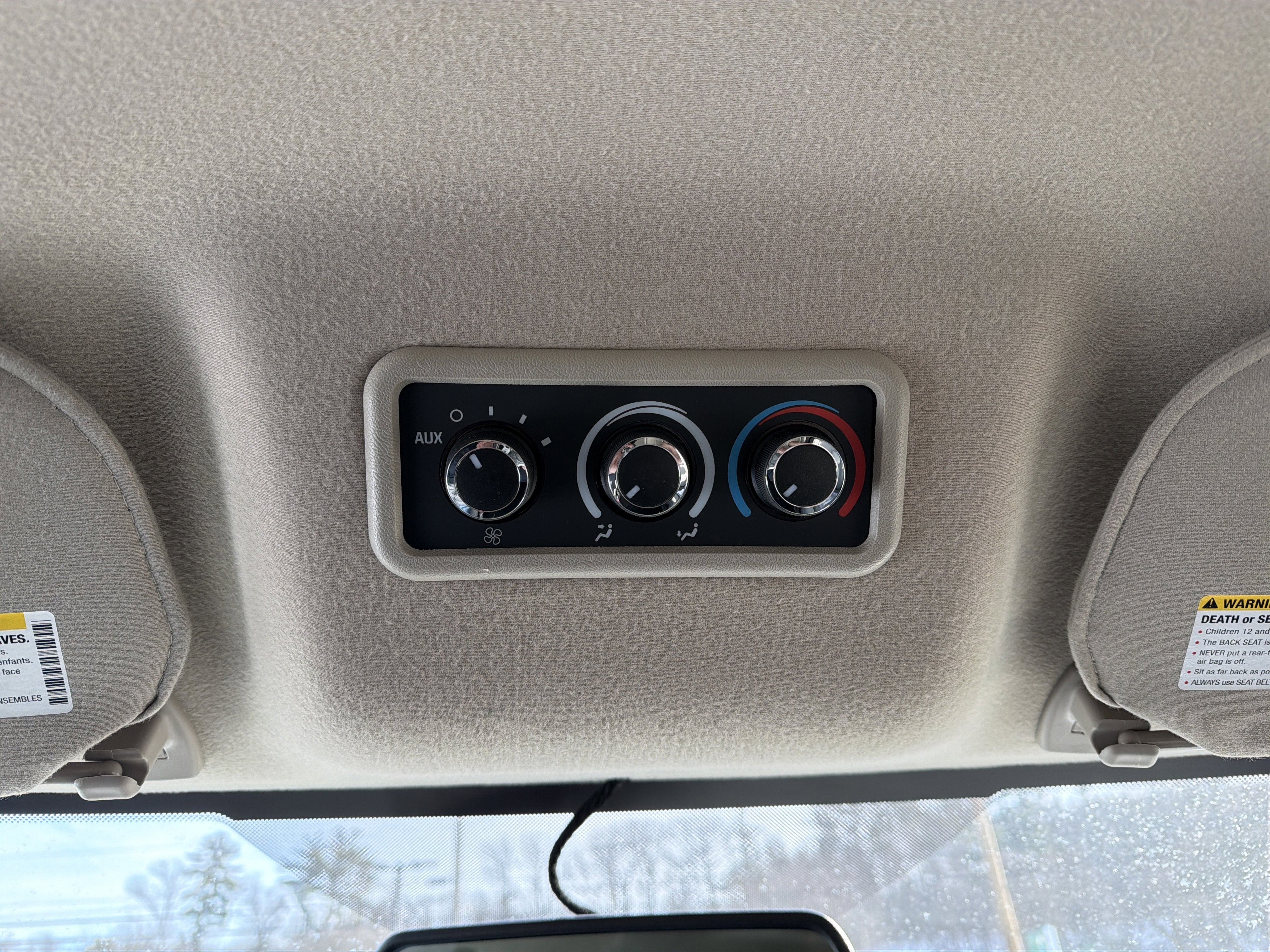 2025 Chevrolet Express Passenger 3500 1LS