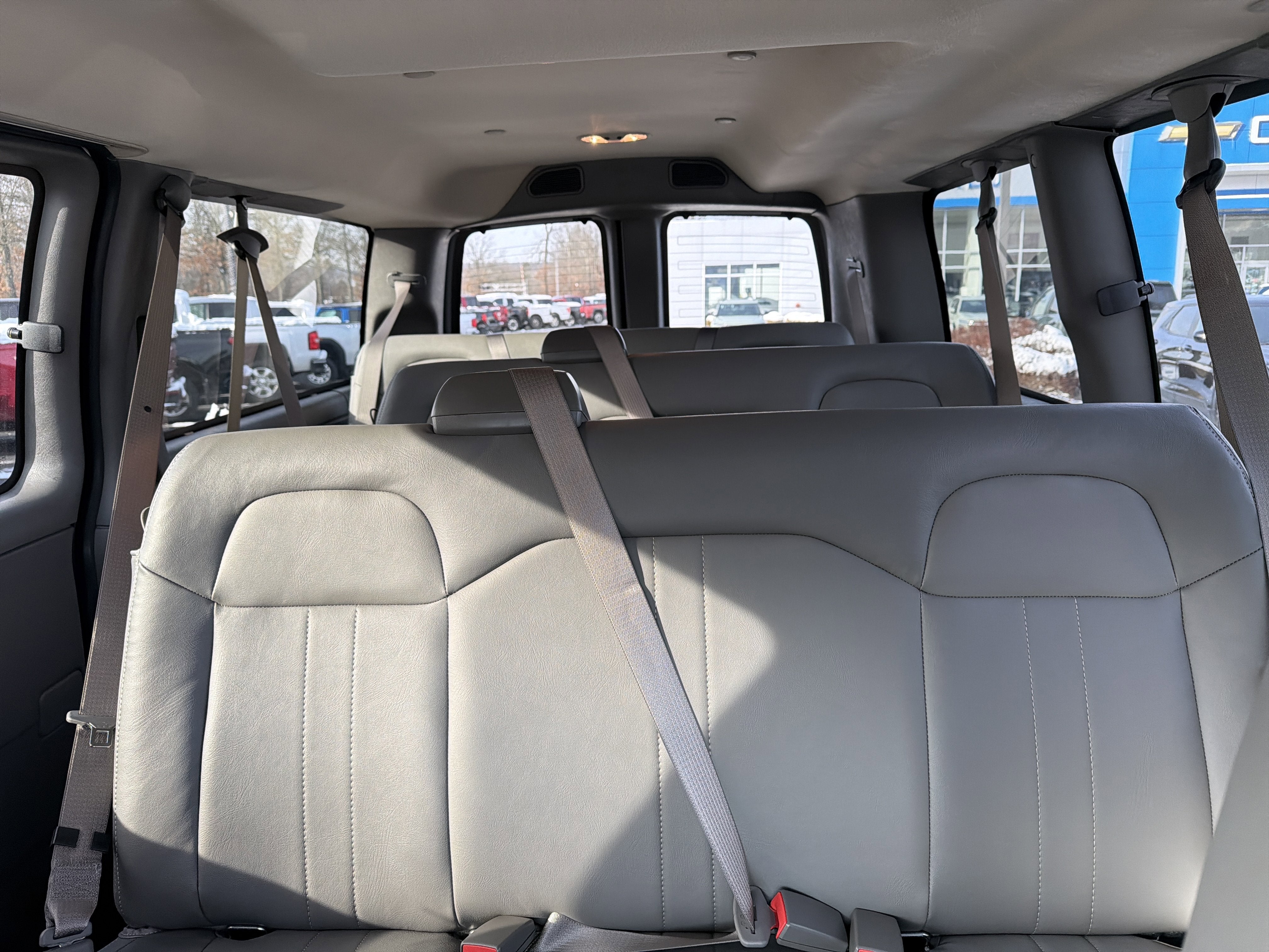 2025 Chevrolet Express Passenger 3500 1LS