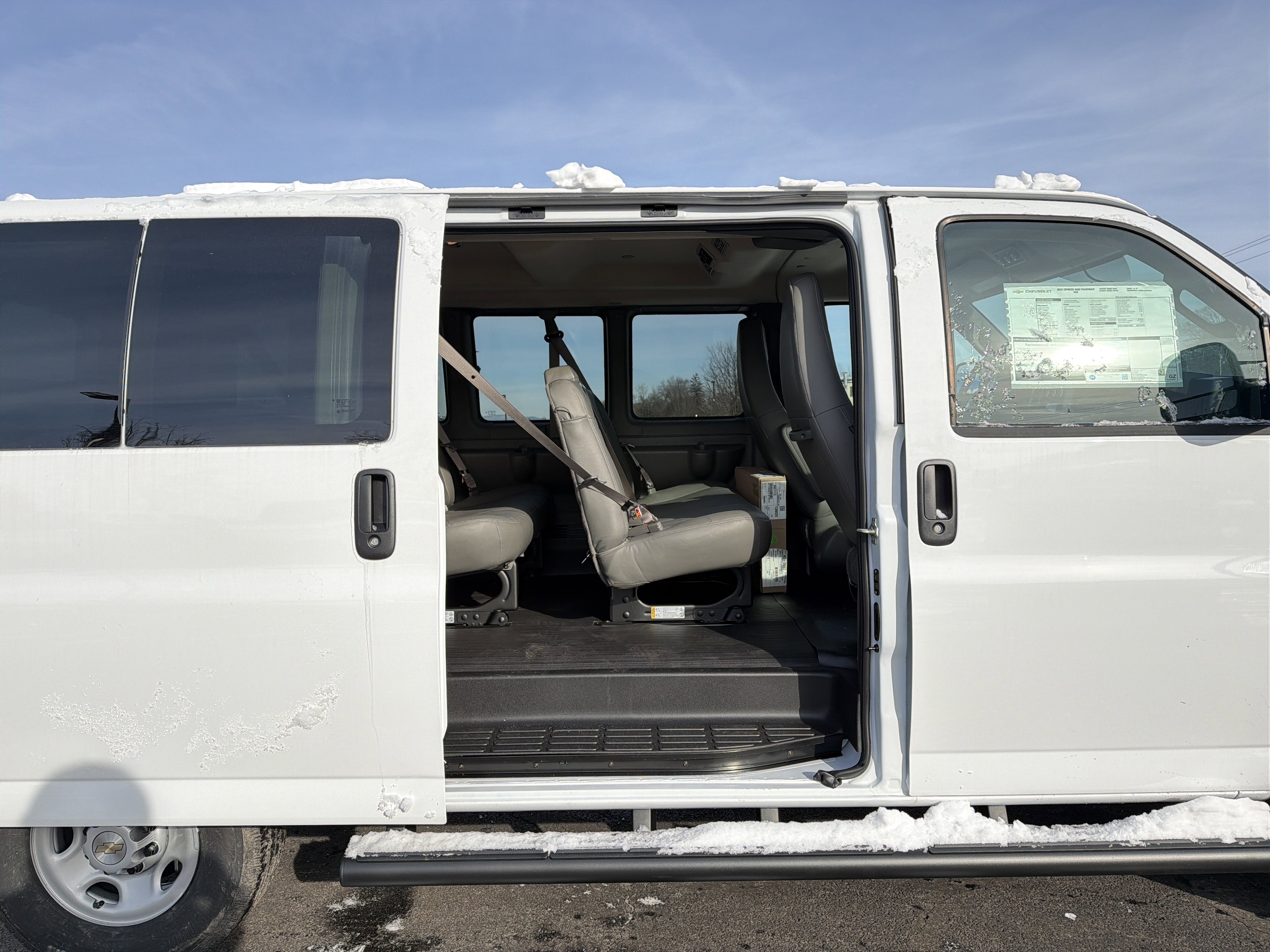 2025 Chevrolet Express Passenger 3500 1LS