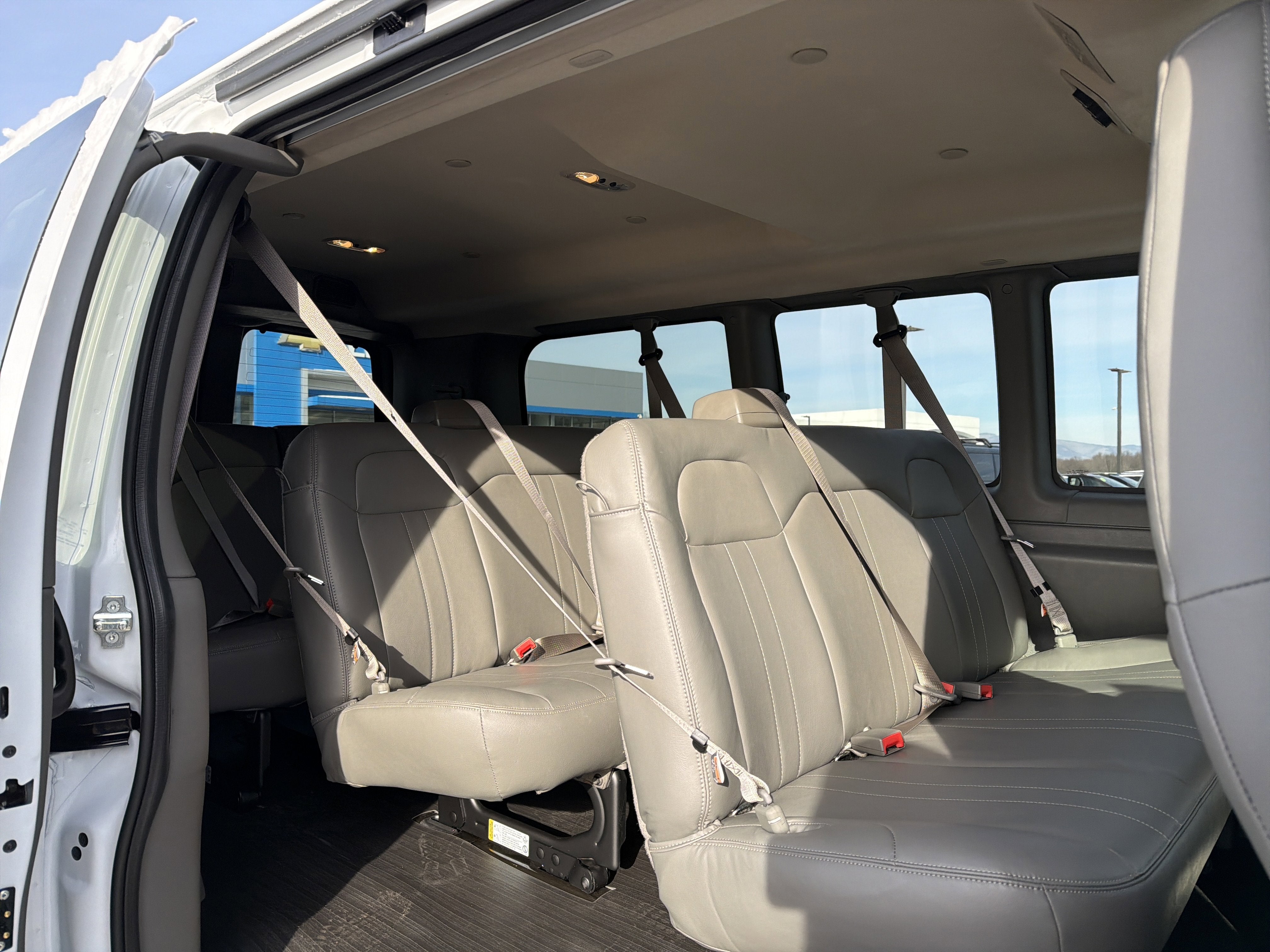 2025 Chevrolet Express Passenger 3500 1LS