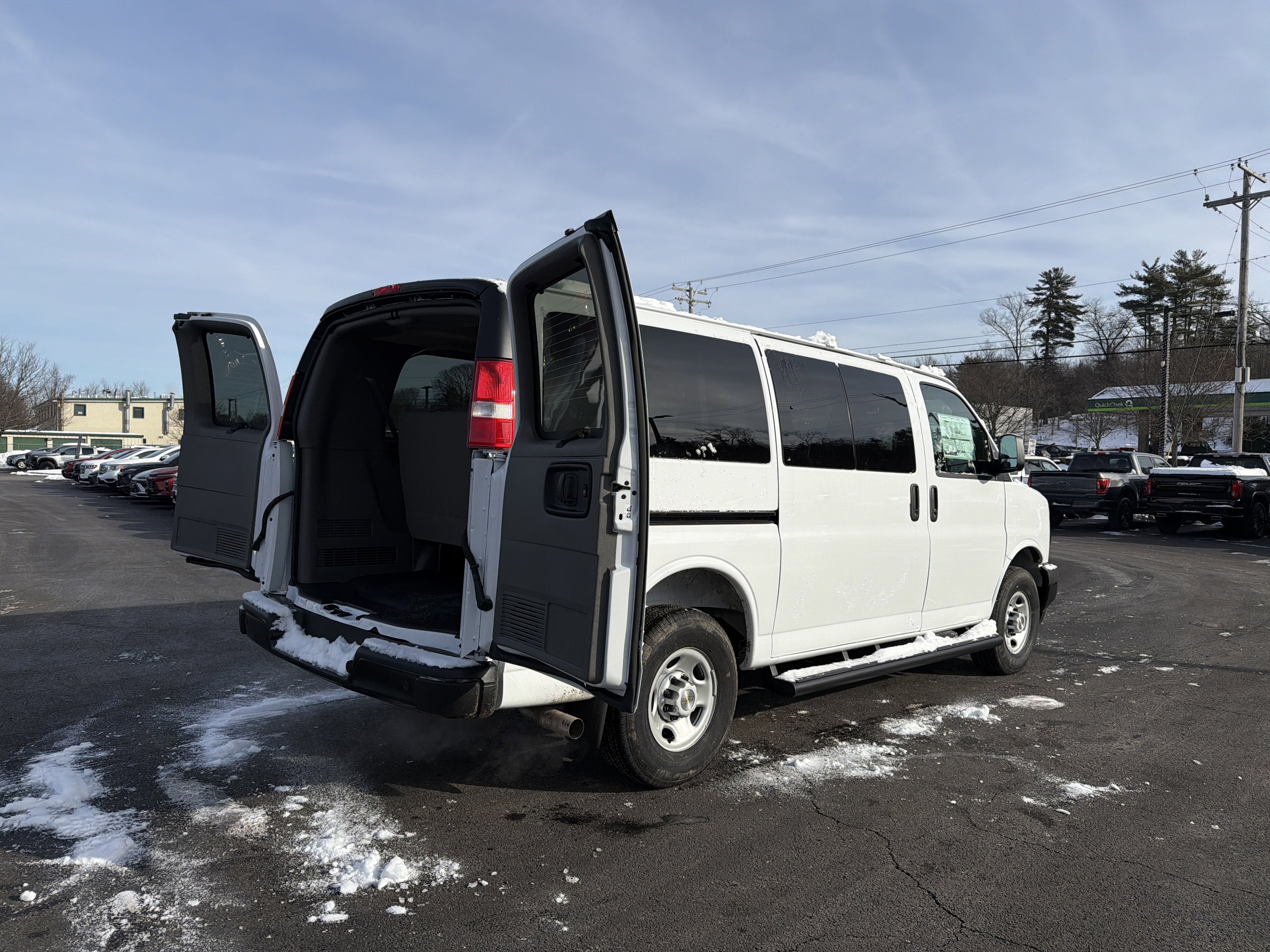 2025 Chevrolet Express Passenger 3500 1LS