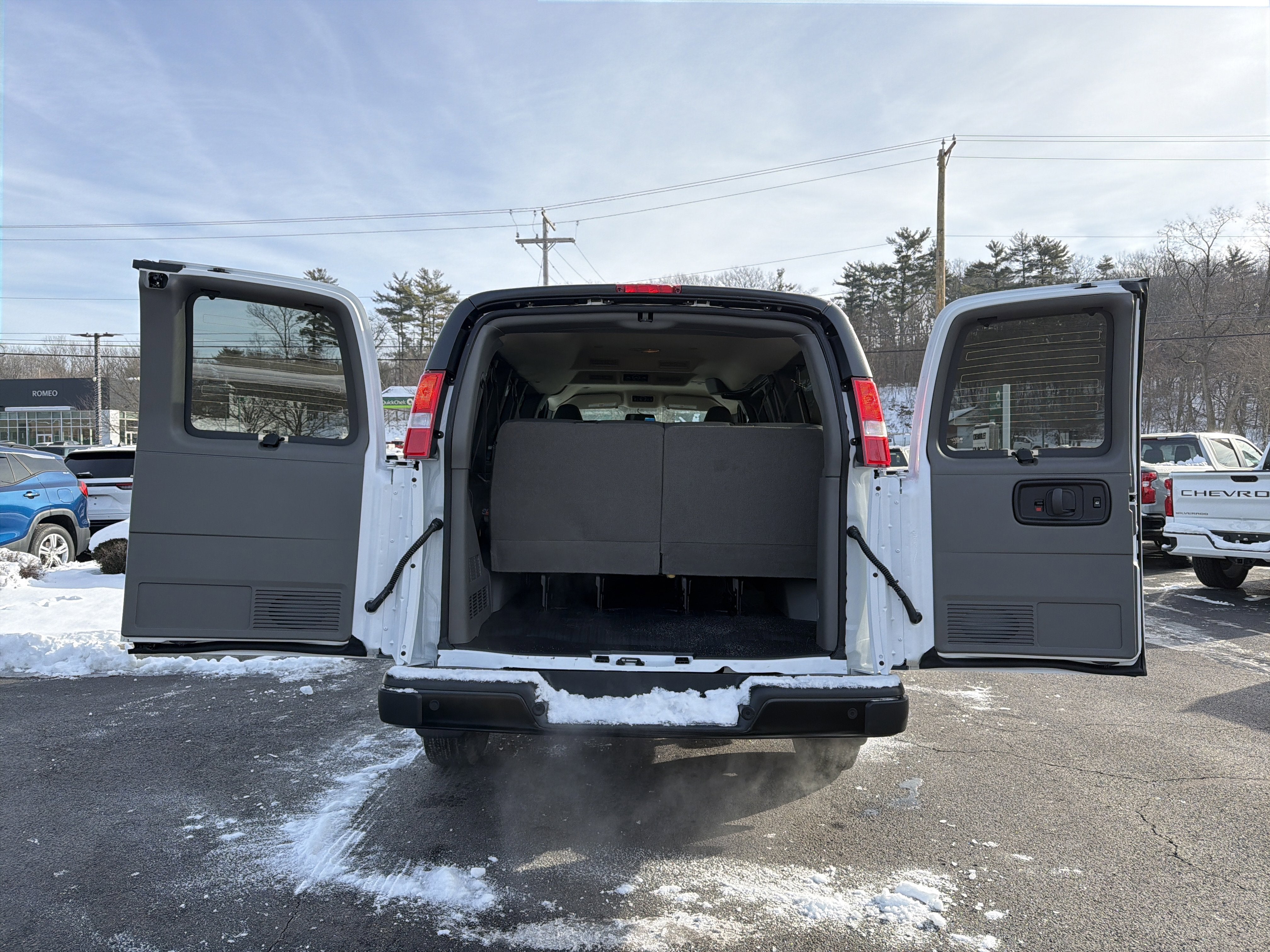 2025 Chevrolet Express Passenger 3500 1LS