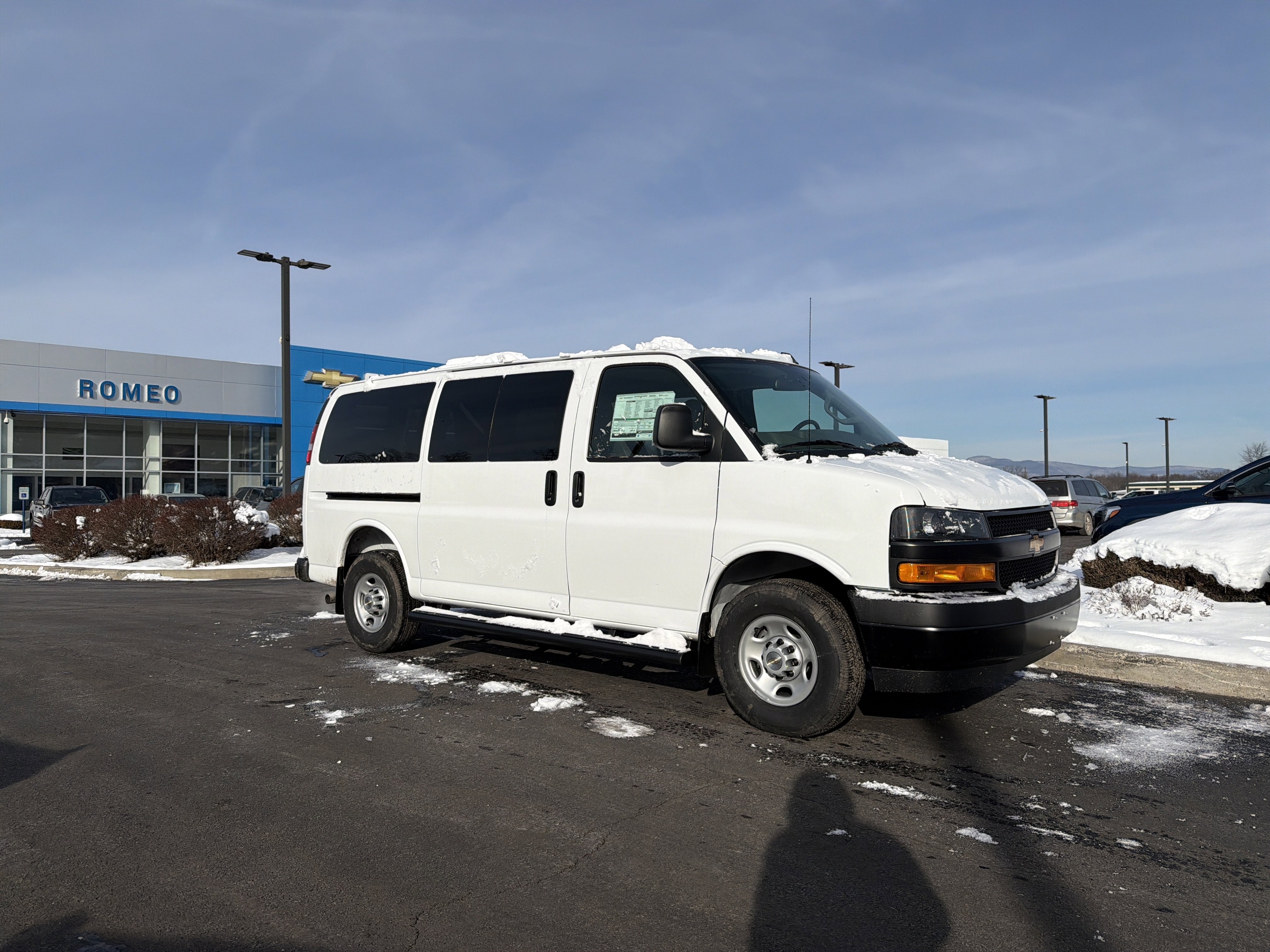 2025 Chevrolet Express Passenger 3500 1LS