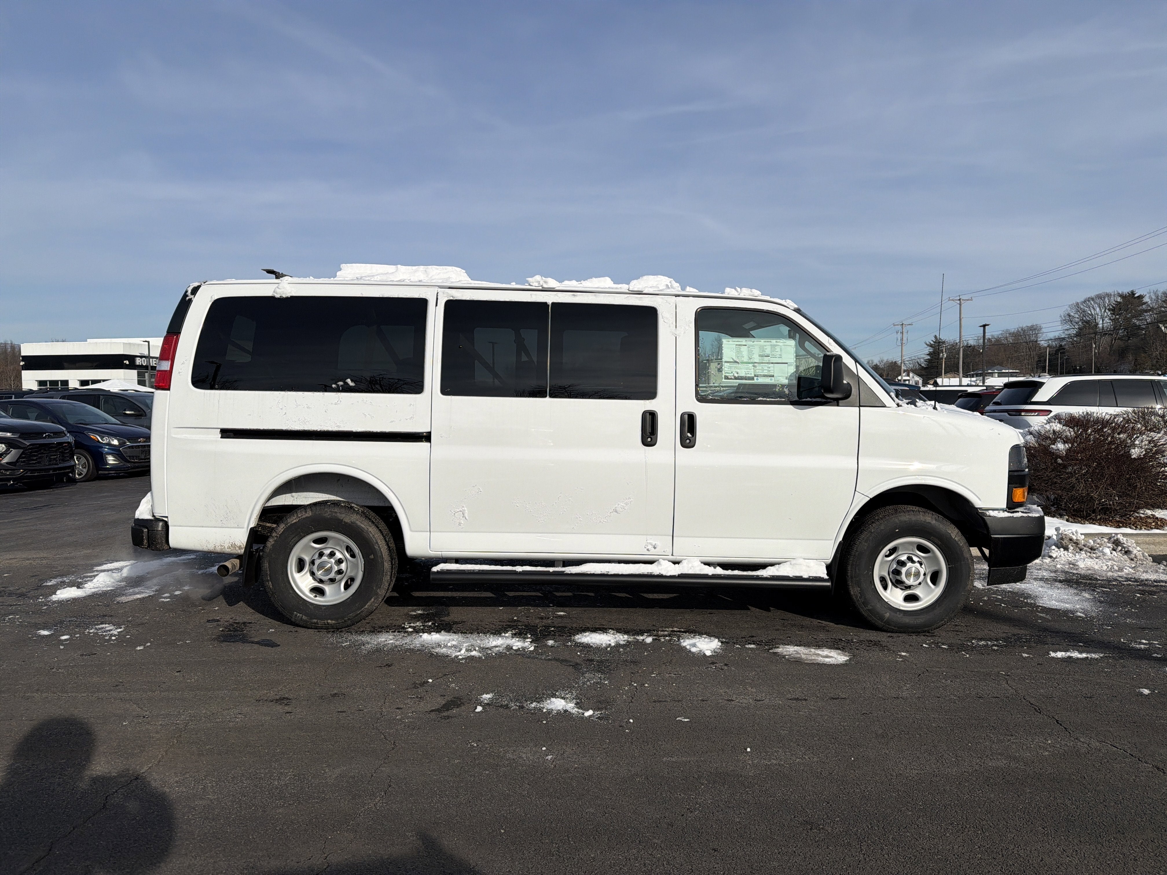 2025 Chevrolet Express Passenger 3500 1LS