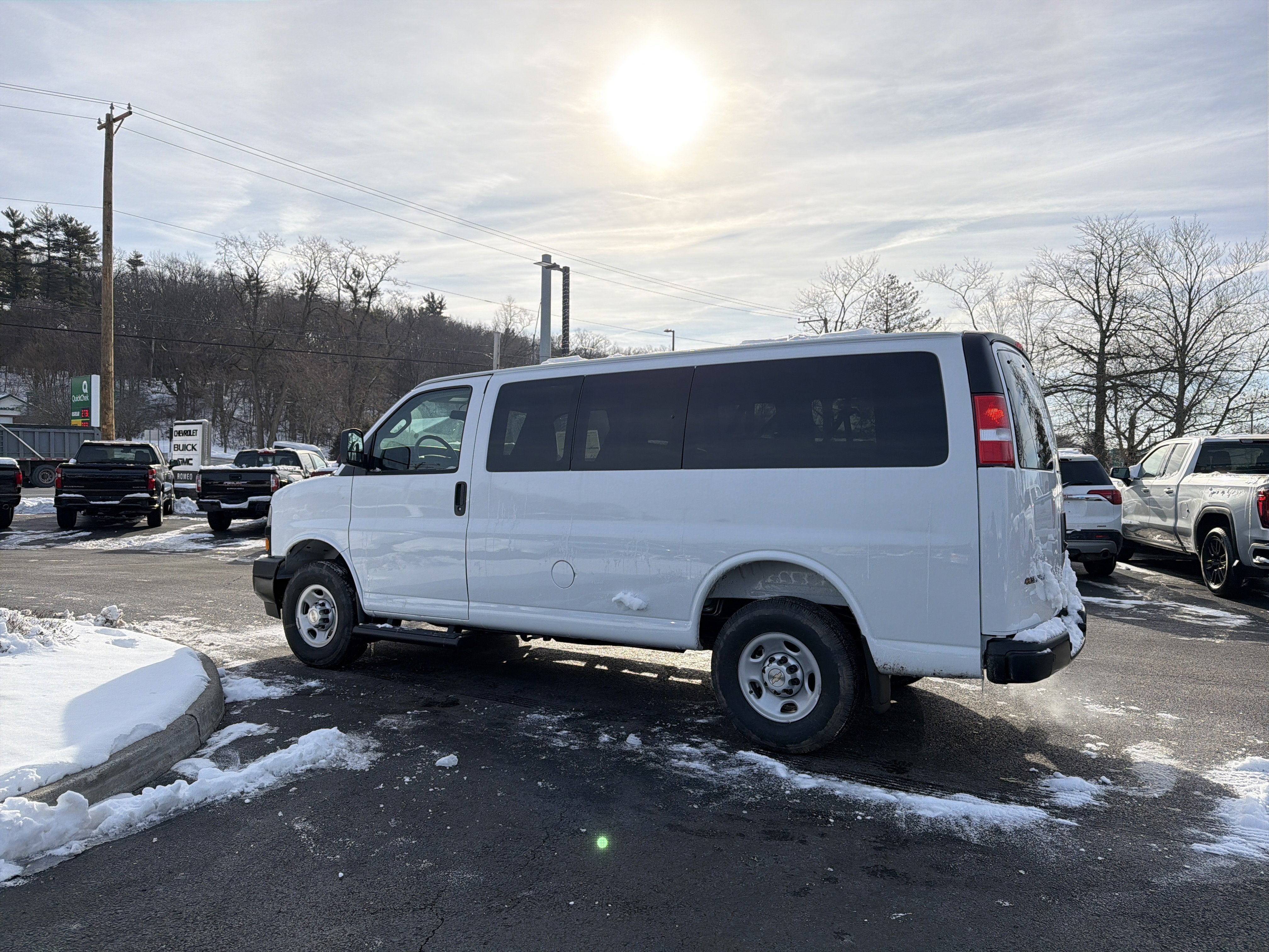 2025 Chevrolet Express Passenger 3500 1LS