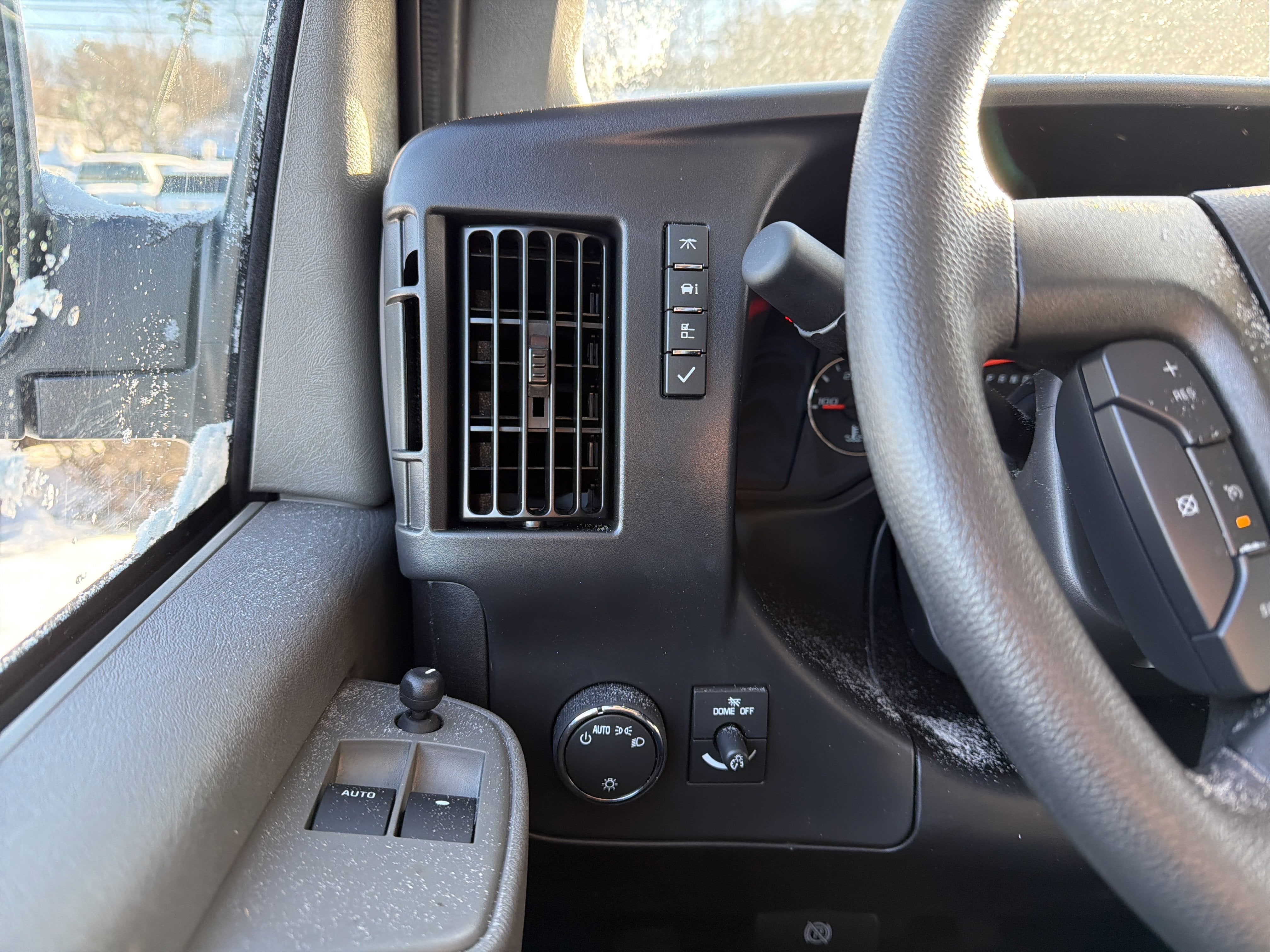 2025 Chevrolet Express Passenger 3500 1LS