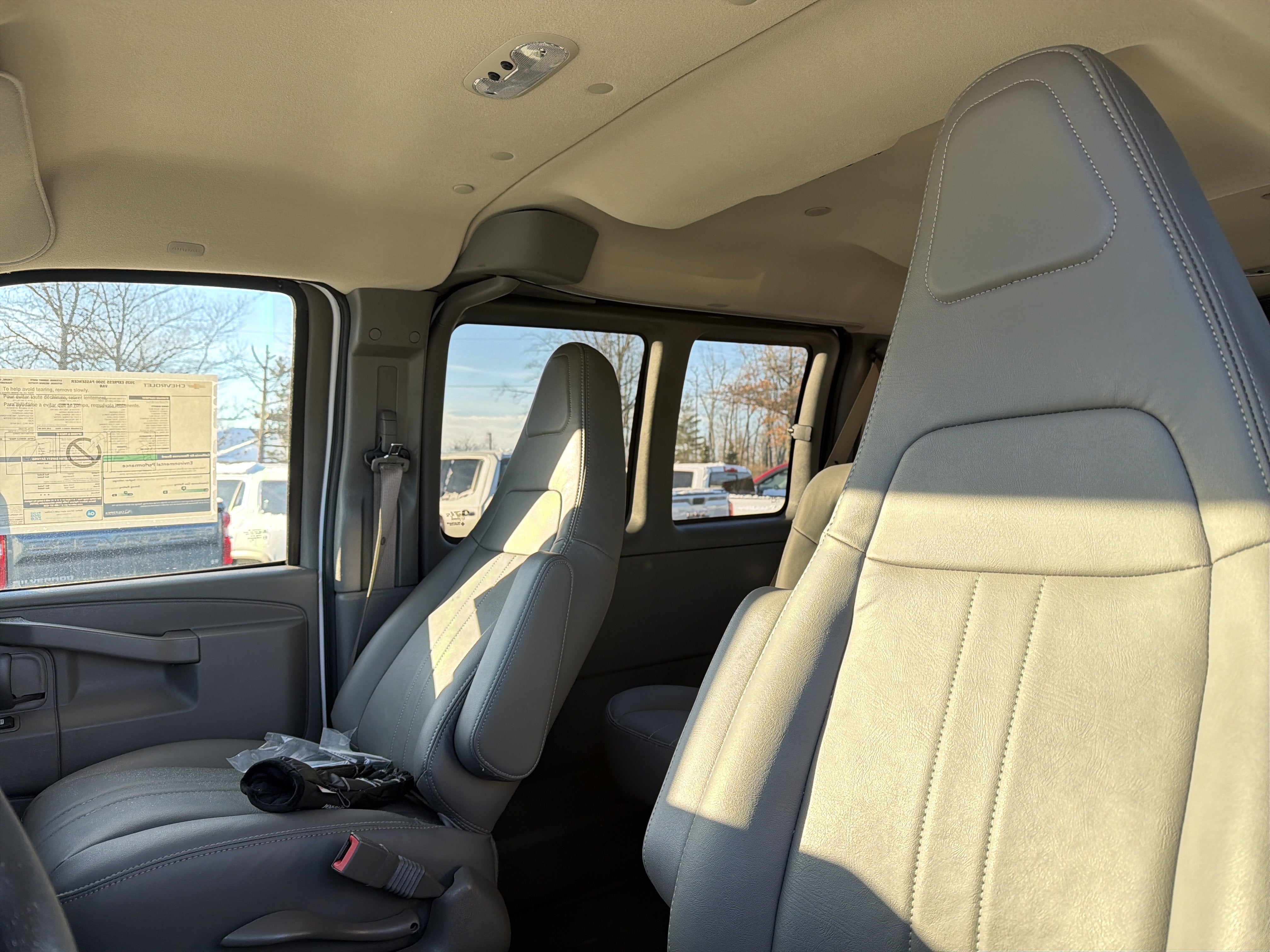 2025 Chevrolet Express Passenger 3500 1LS