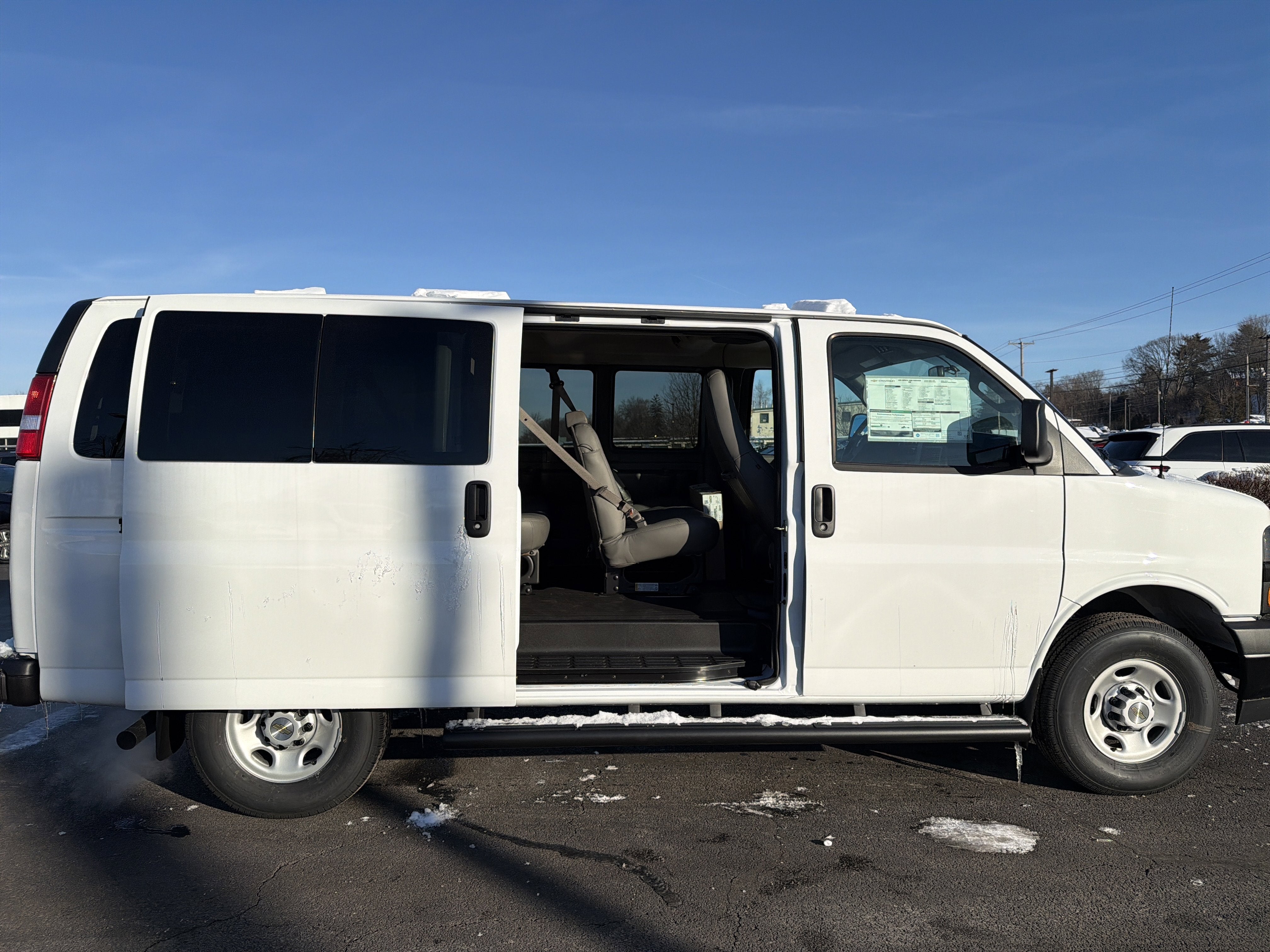 2025 Chevrolet Express Passenger 3500 1LS