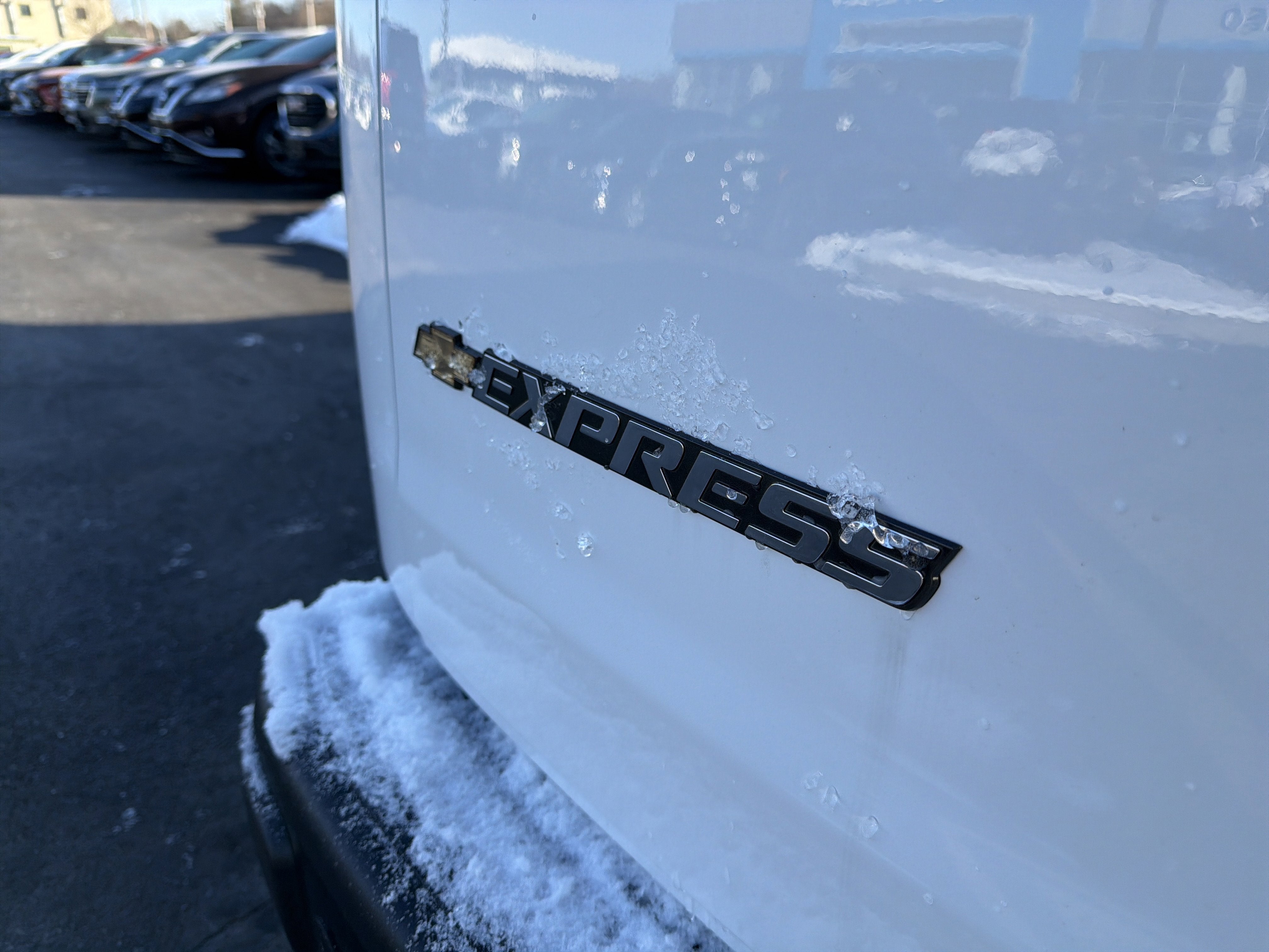 2025 Chevrolet Express Passenger 3500 1LS