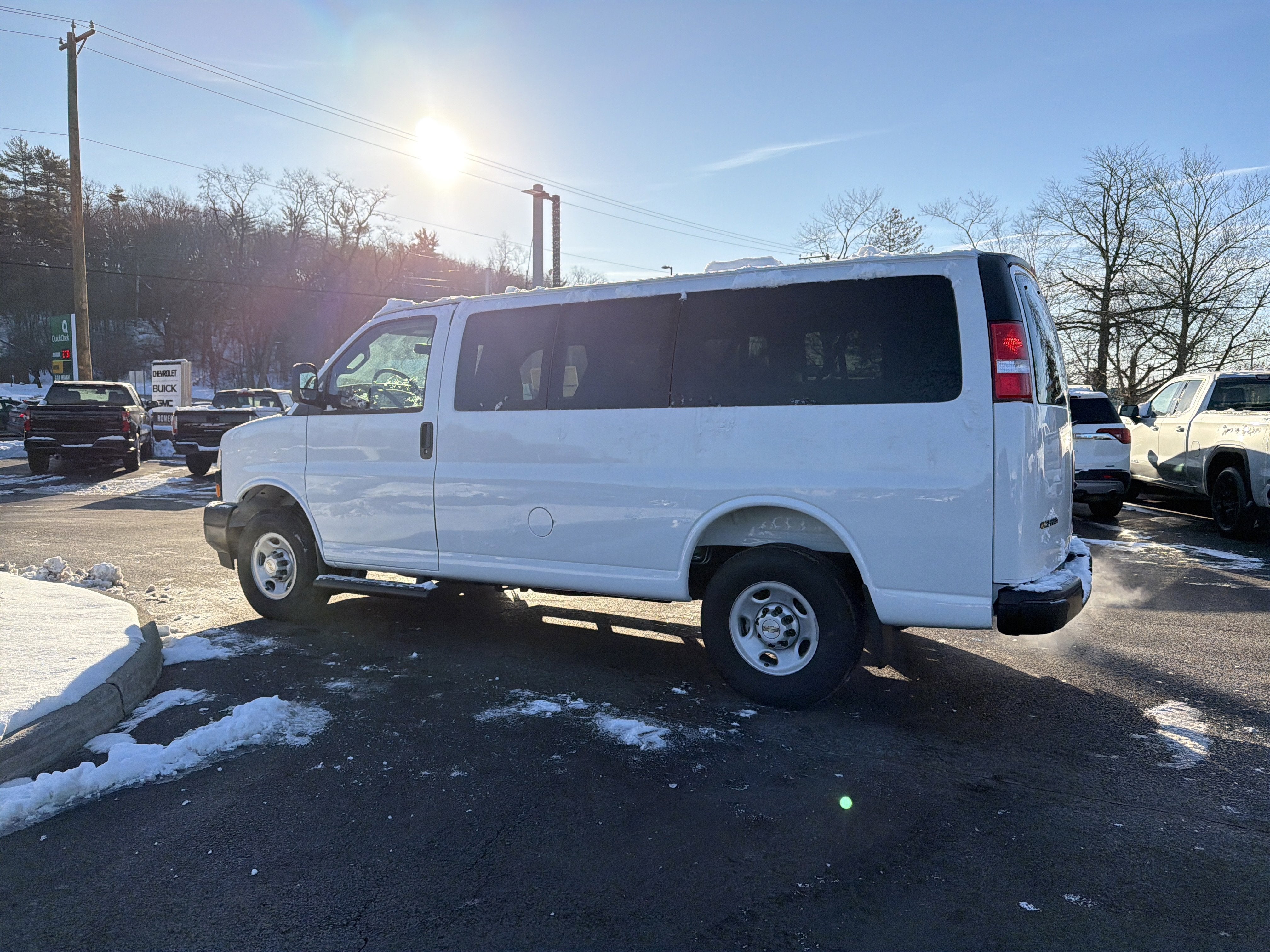2025 Chevrolet Express Passenger 3500 1LS