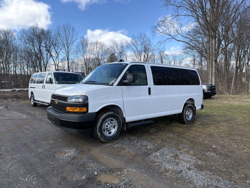 2025 Chevrolet Express Passenger 1LS