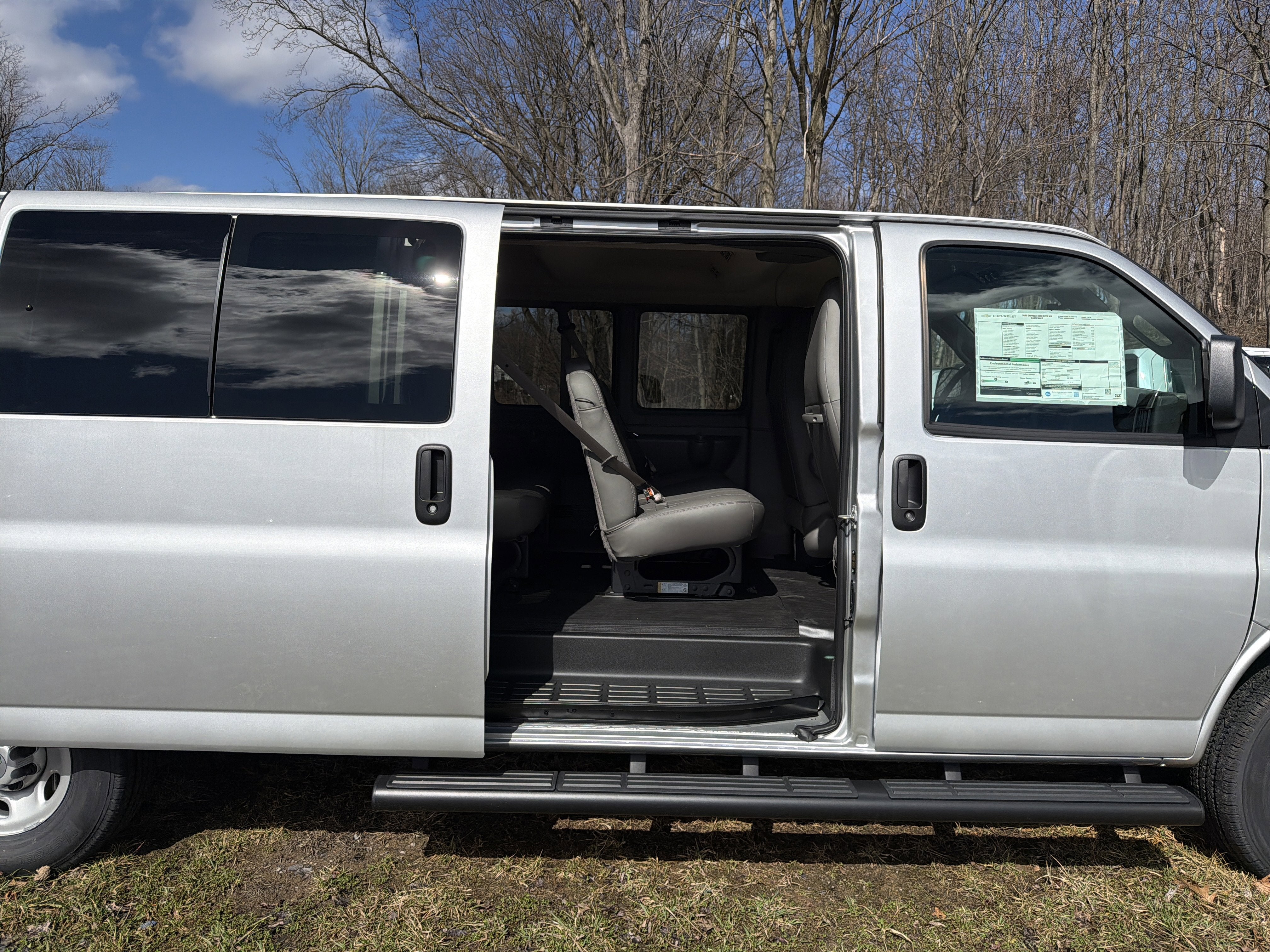 2025 Chevrolet Express Passenger 1LS