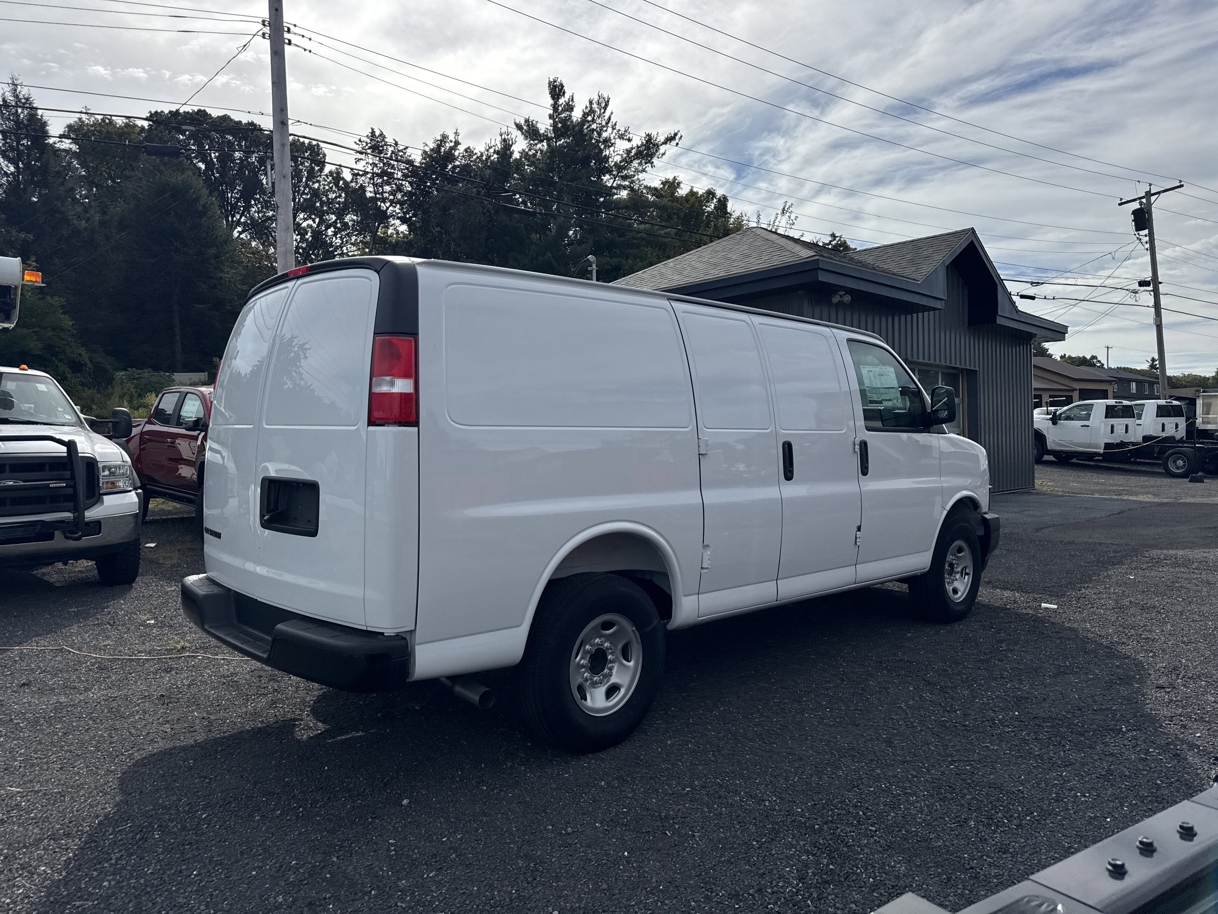 2025 Chevrolet Express Cargo 3500 WT