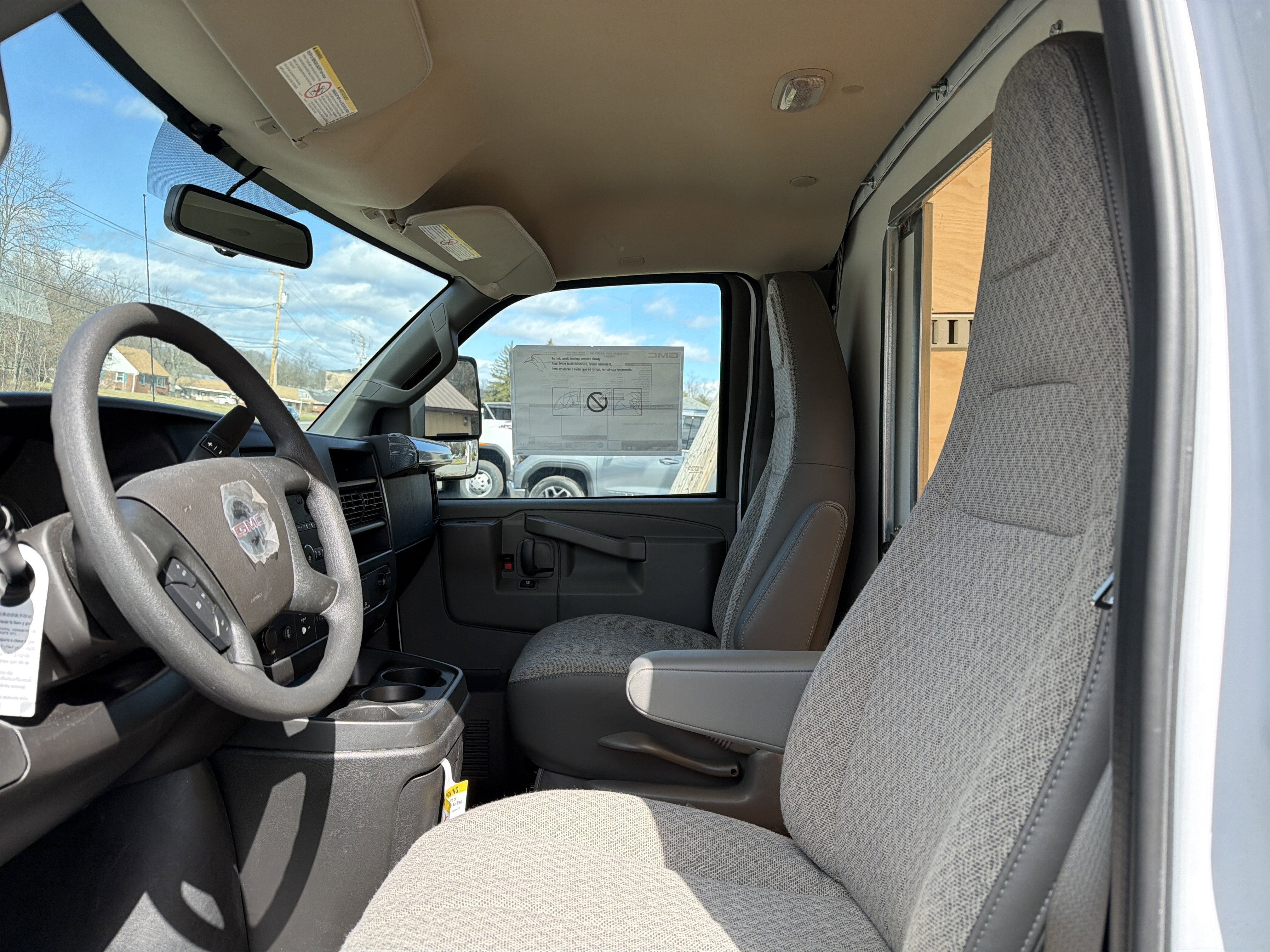 2025 GMC Savana Cutaway 3500 1WT