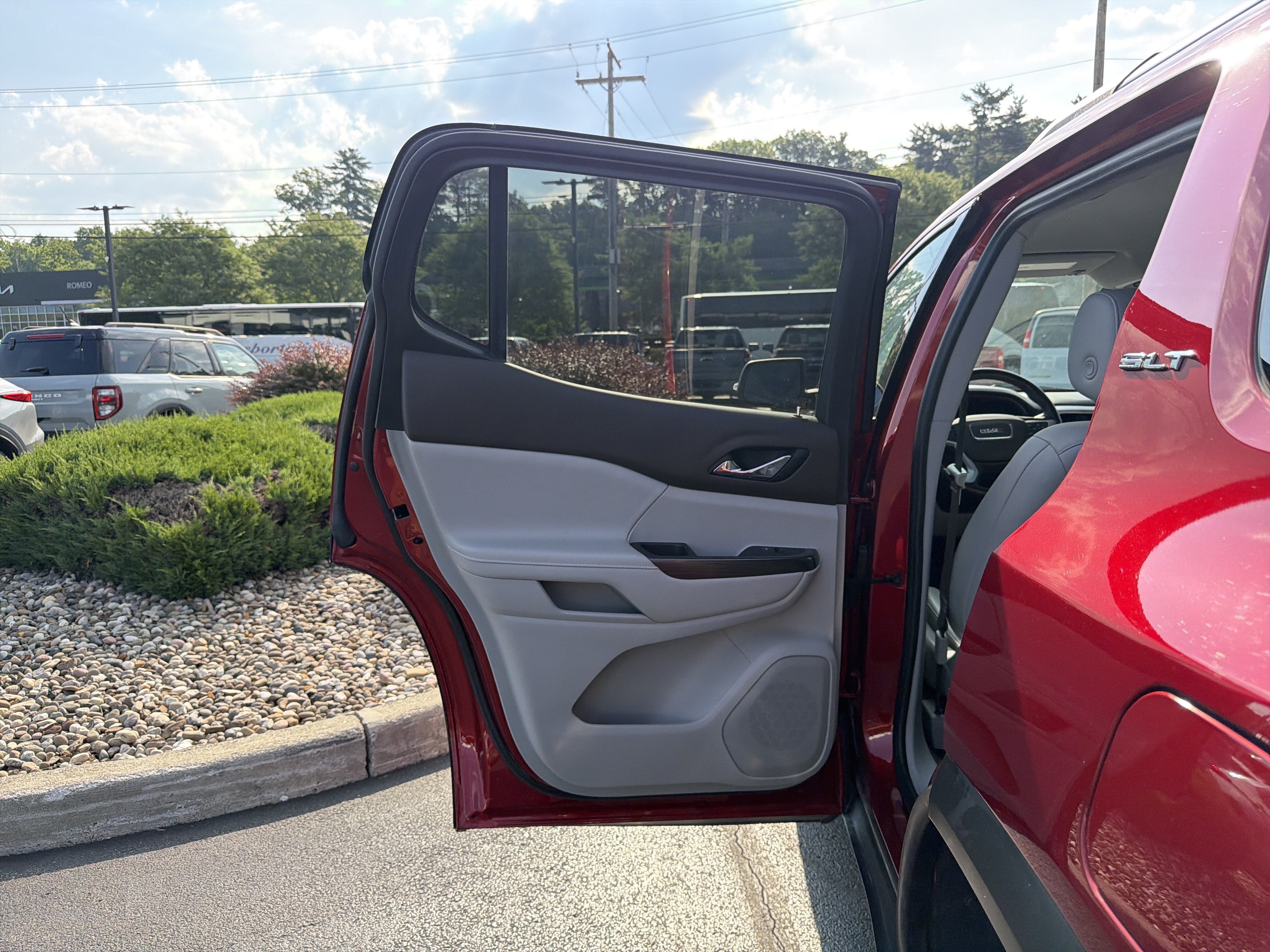 2023 GMC Acadia SLT