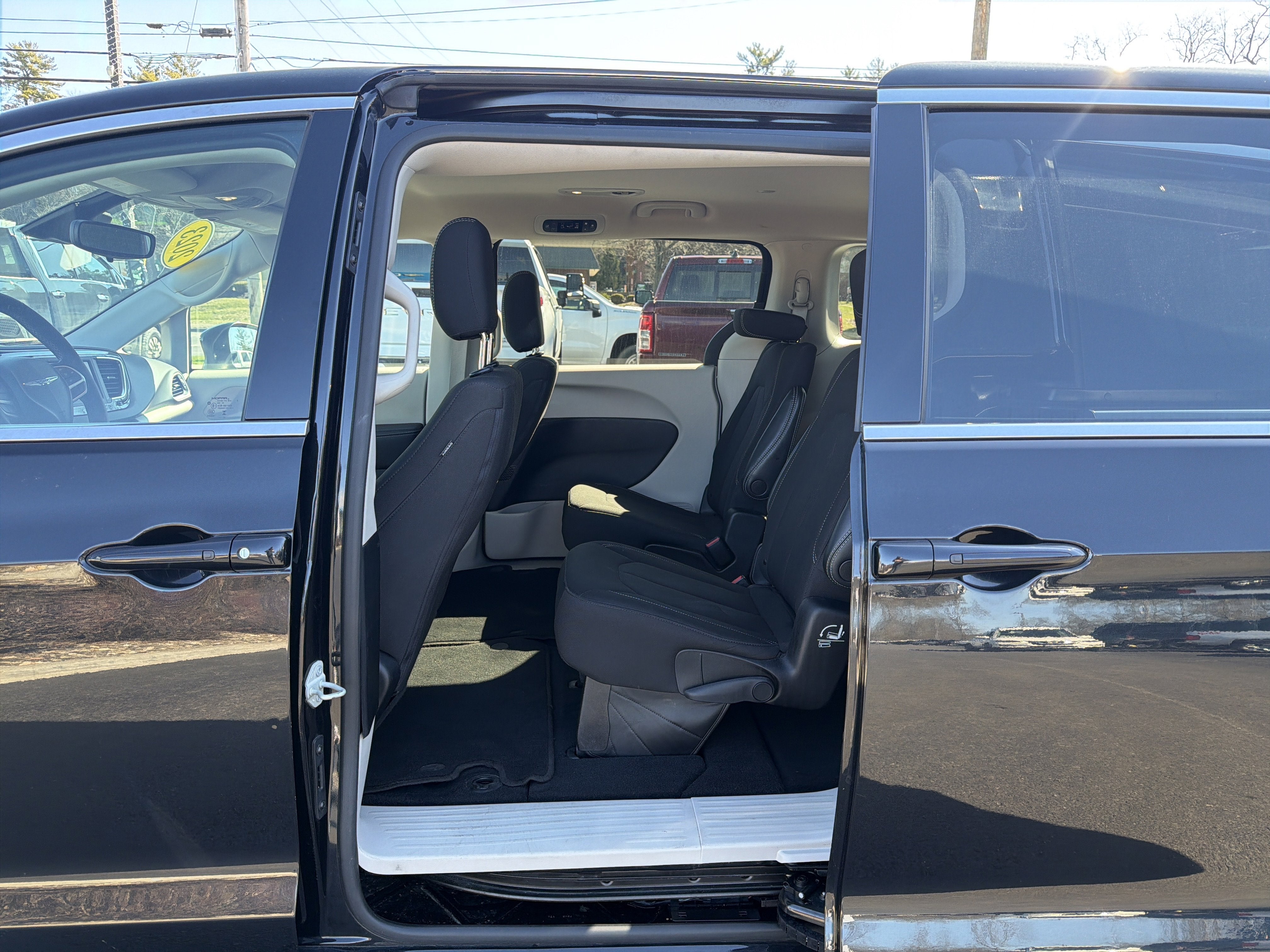 2023 Chrysler Voyager LX