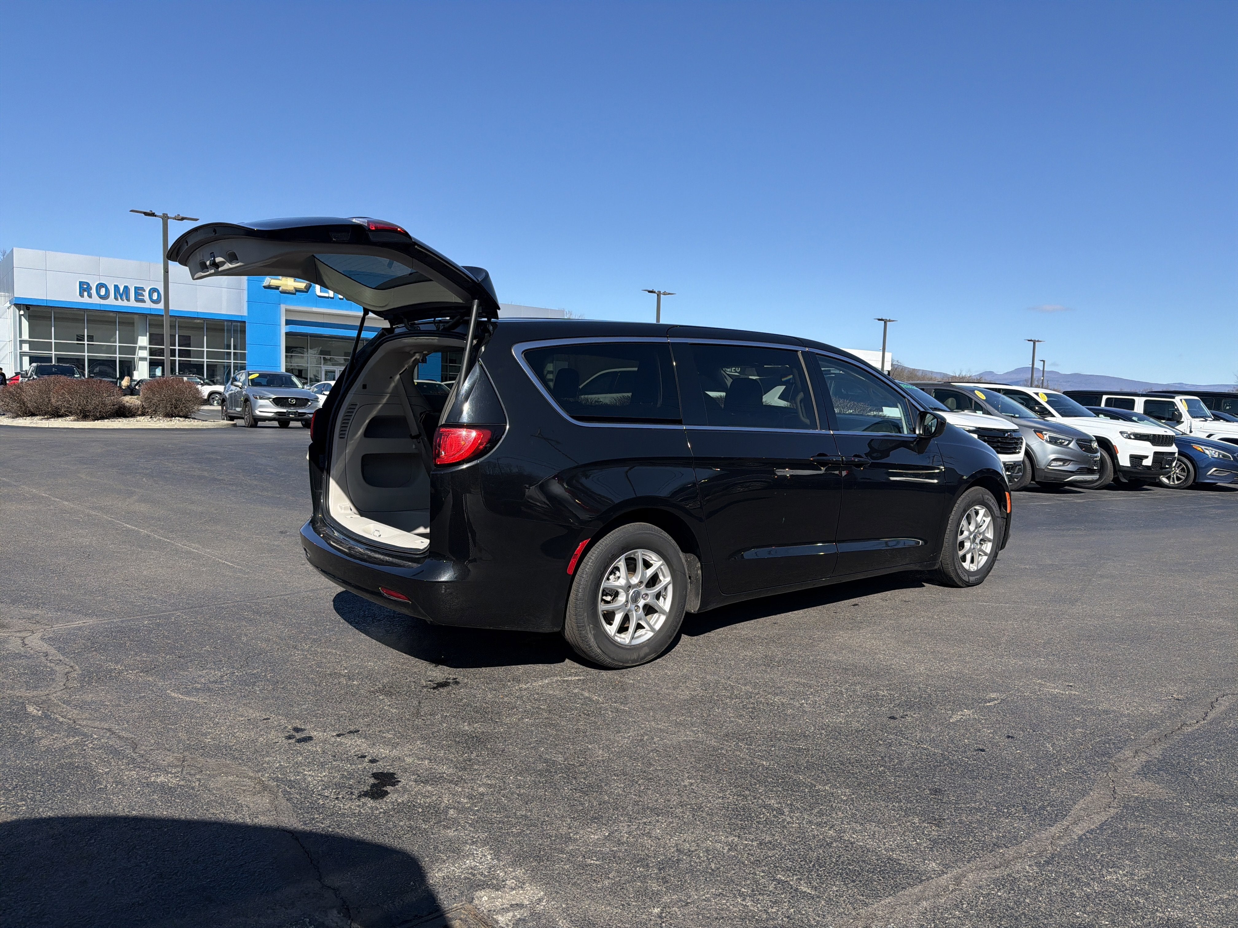 2023 Chrysler Voyager LX