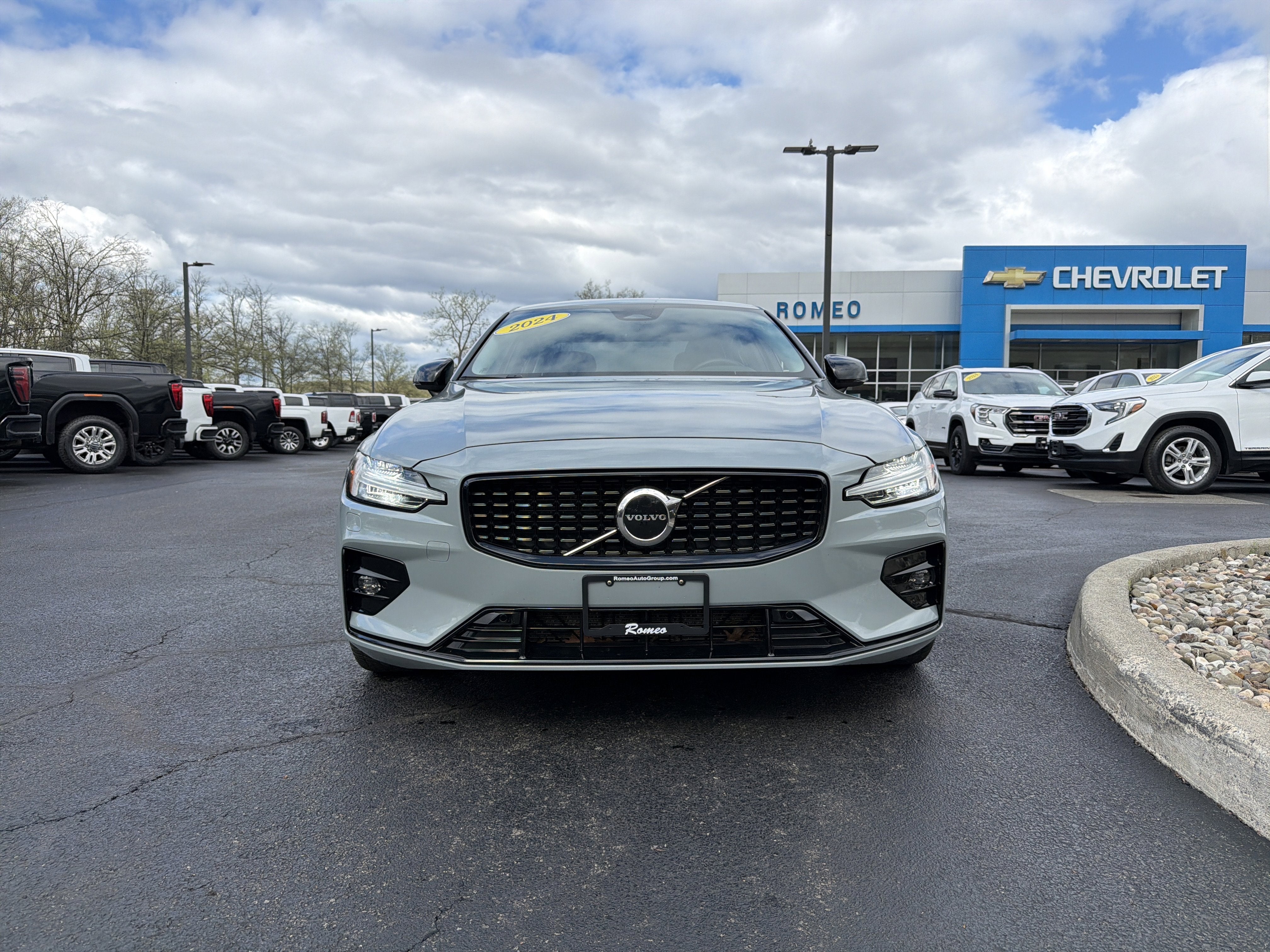 2024 Volvo S60 Core Dark Theme