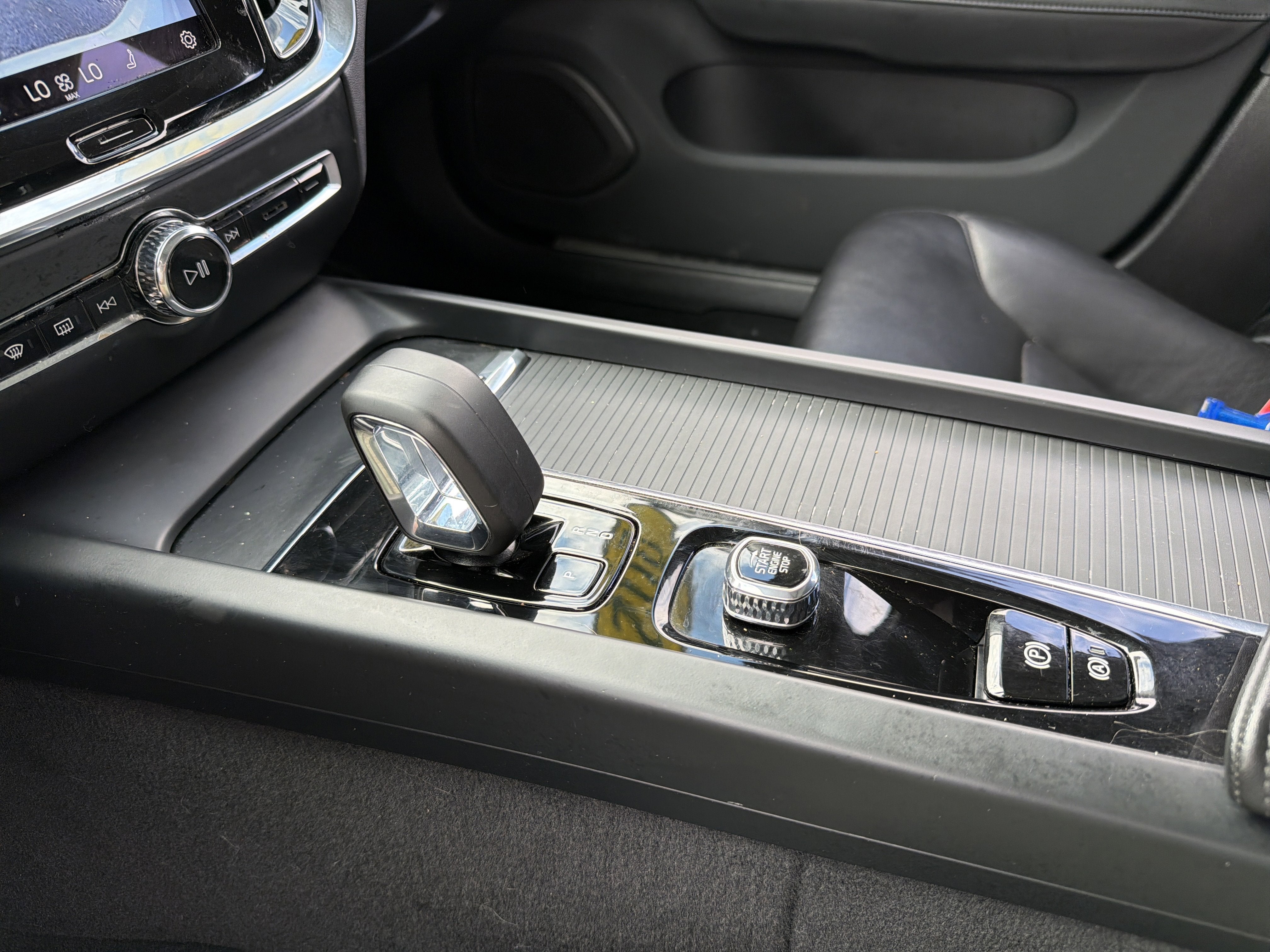 2024 Volvo S60 Core Dark Theme