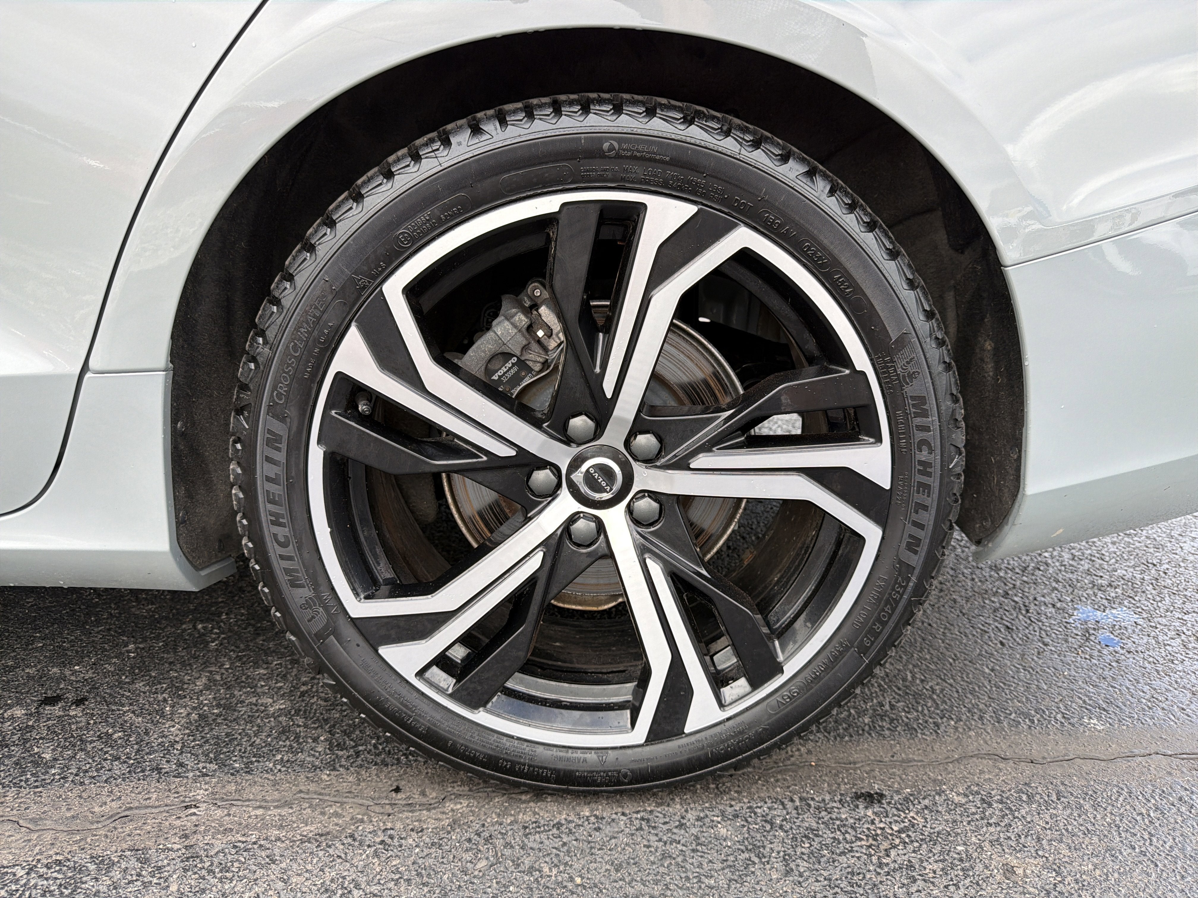 2024 Volvo S60 Core Dark Theme