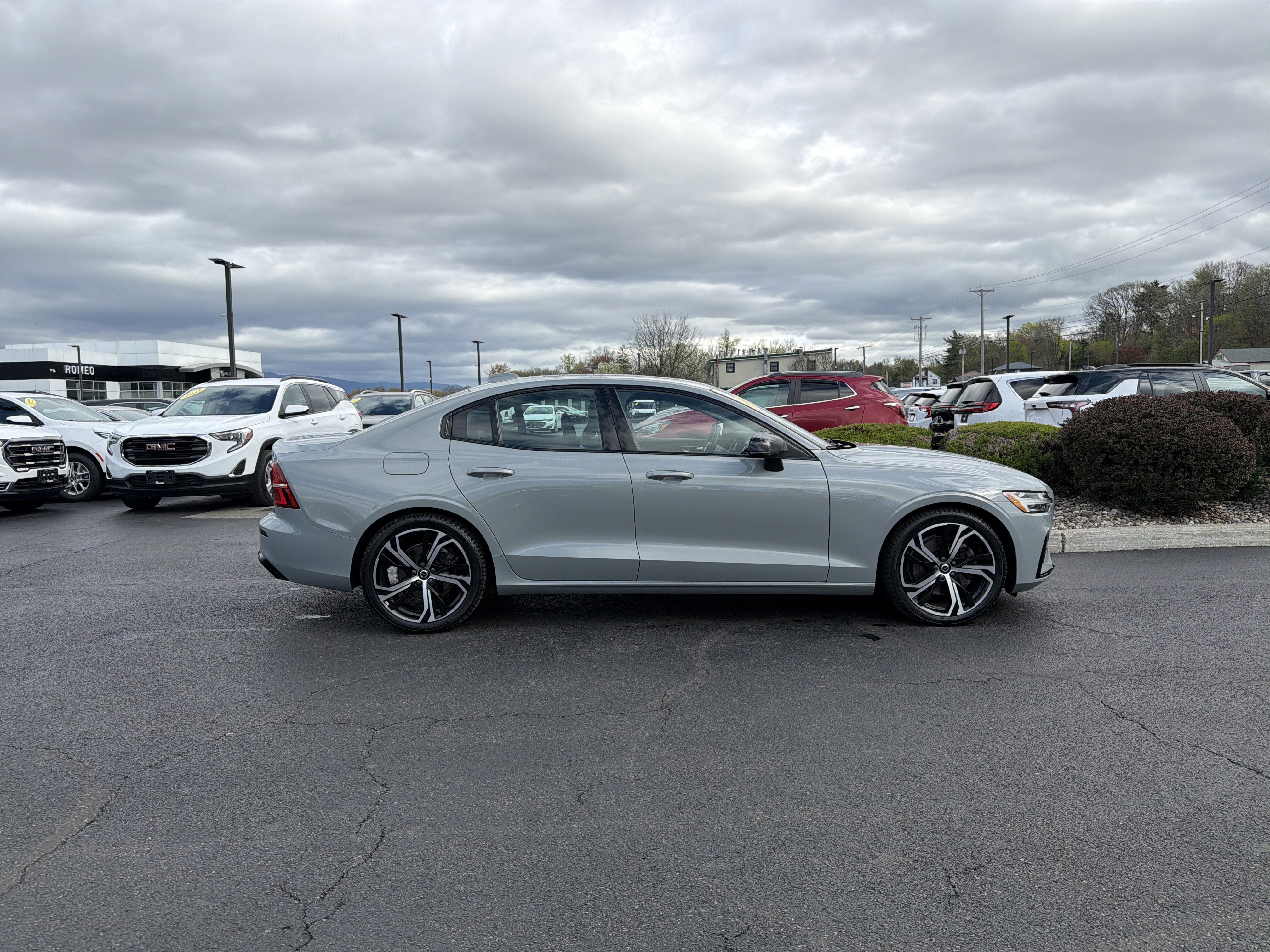 2024 Volvo S60 Core Dark Theme