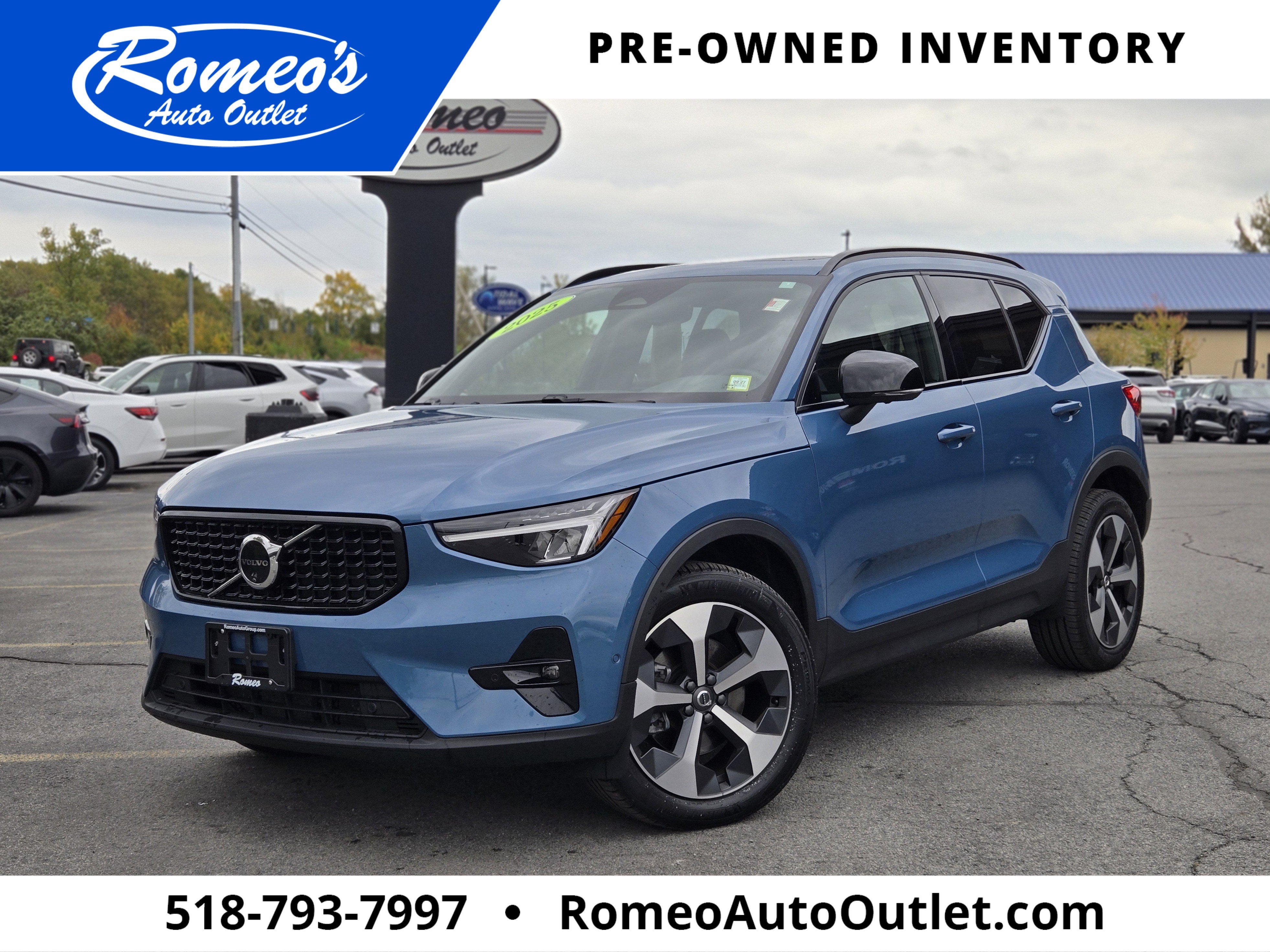 2025 Volvo XC40 B5 Plus Dark Theme