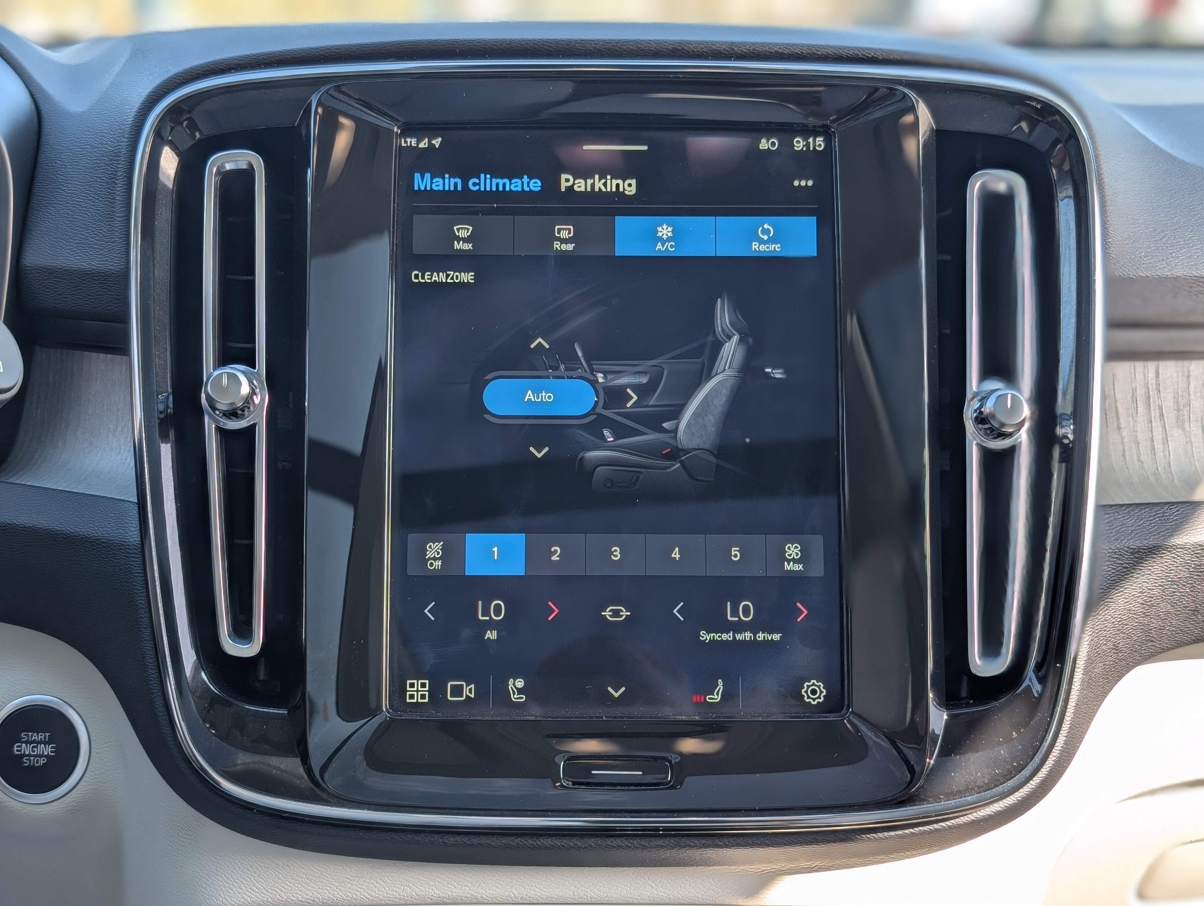 2024 Volvo XC40 B5 Plus Bright Theme