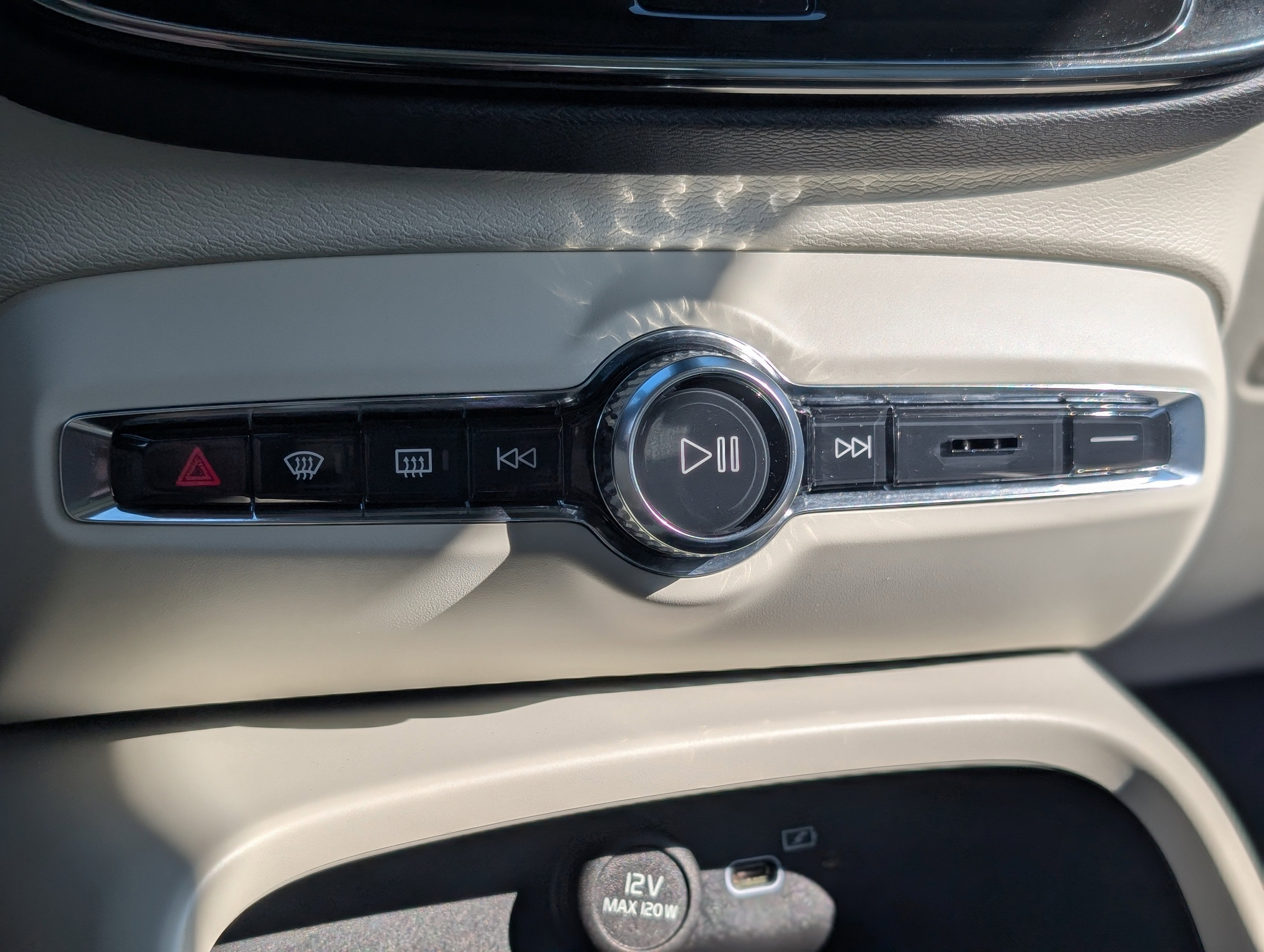 2024 Volvo XC40 B5 Plus Bright Theme