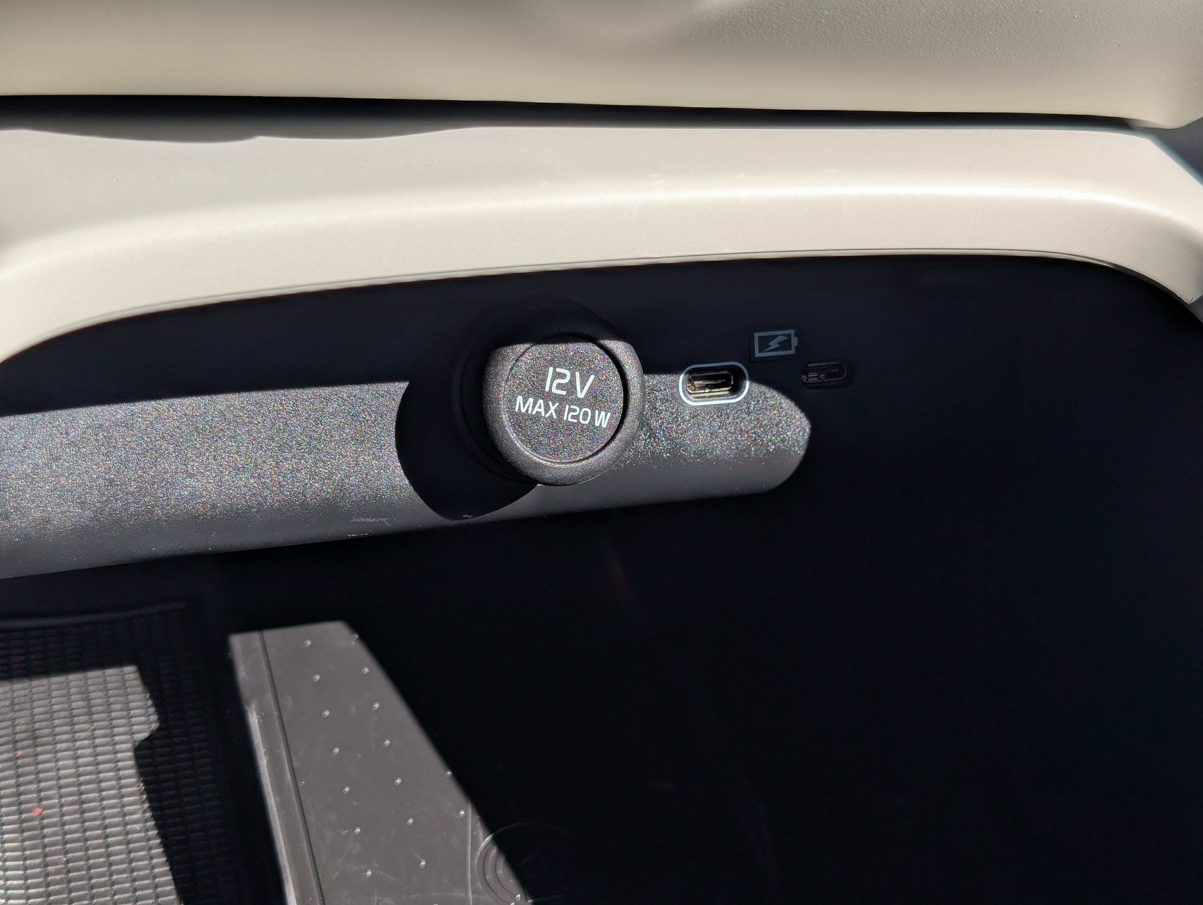 2024 Volvo XC40 B5 Plus Bright Theme