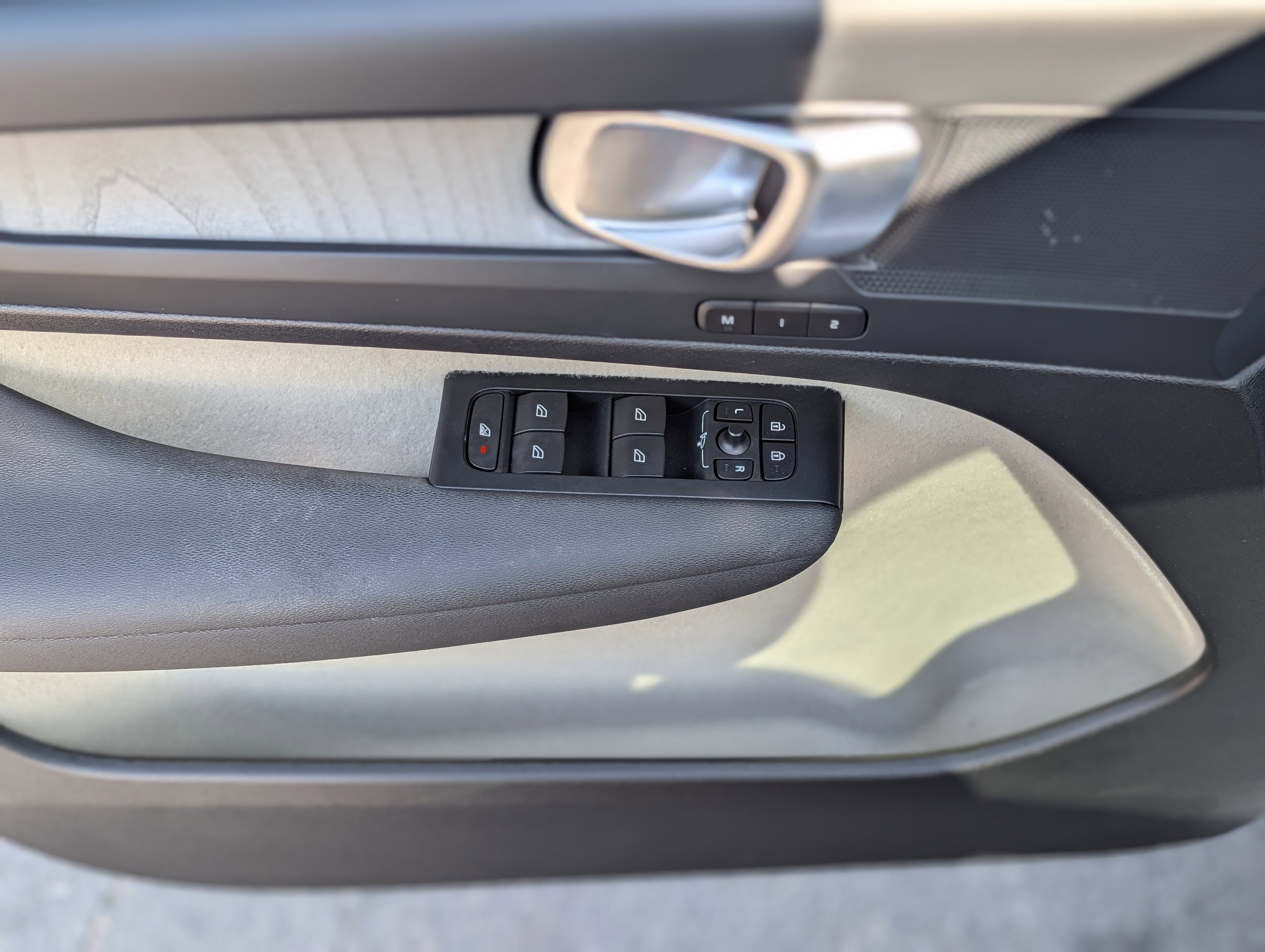 2024 Volvo XC40 B5 Plus Bright Theme