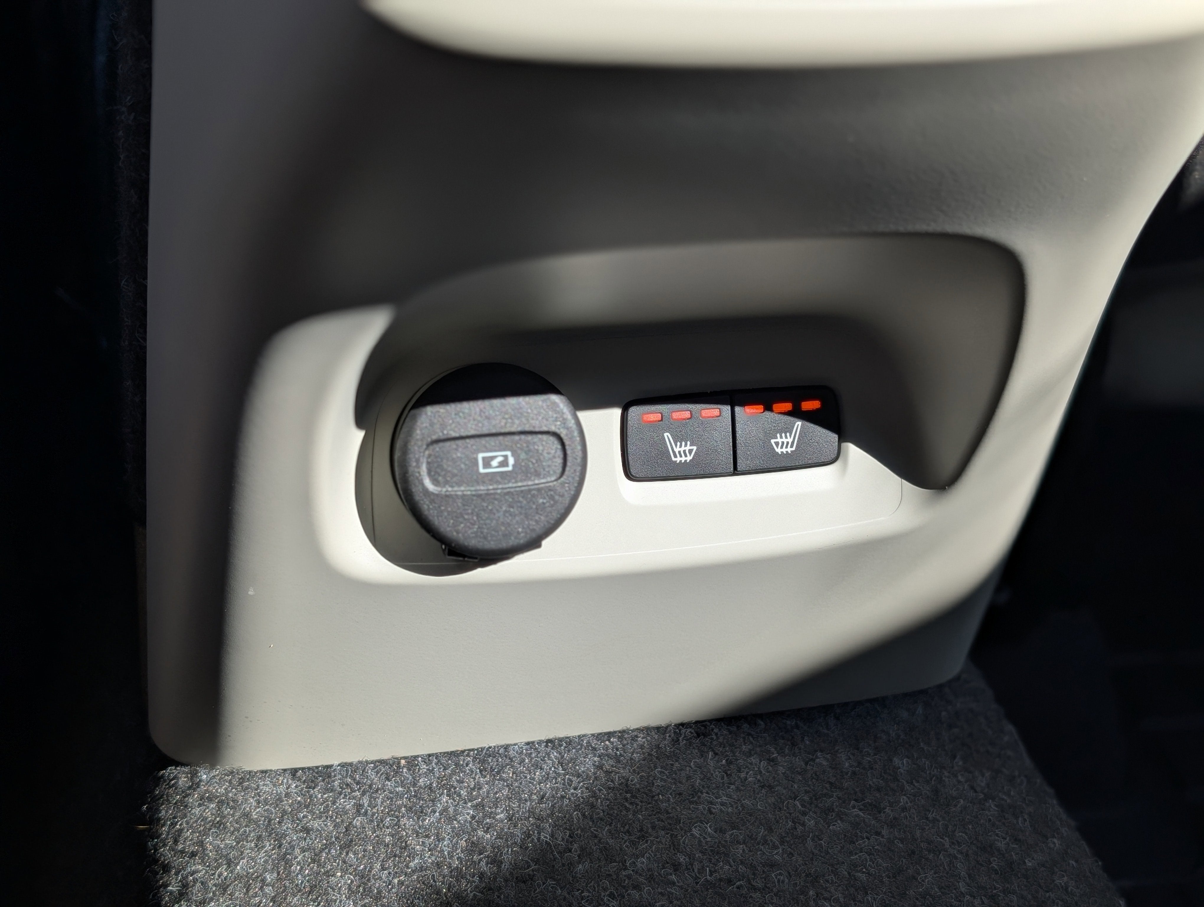 2024 Volvo XC40 B5 Plus Bright Theme