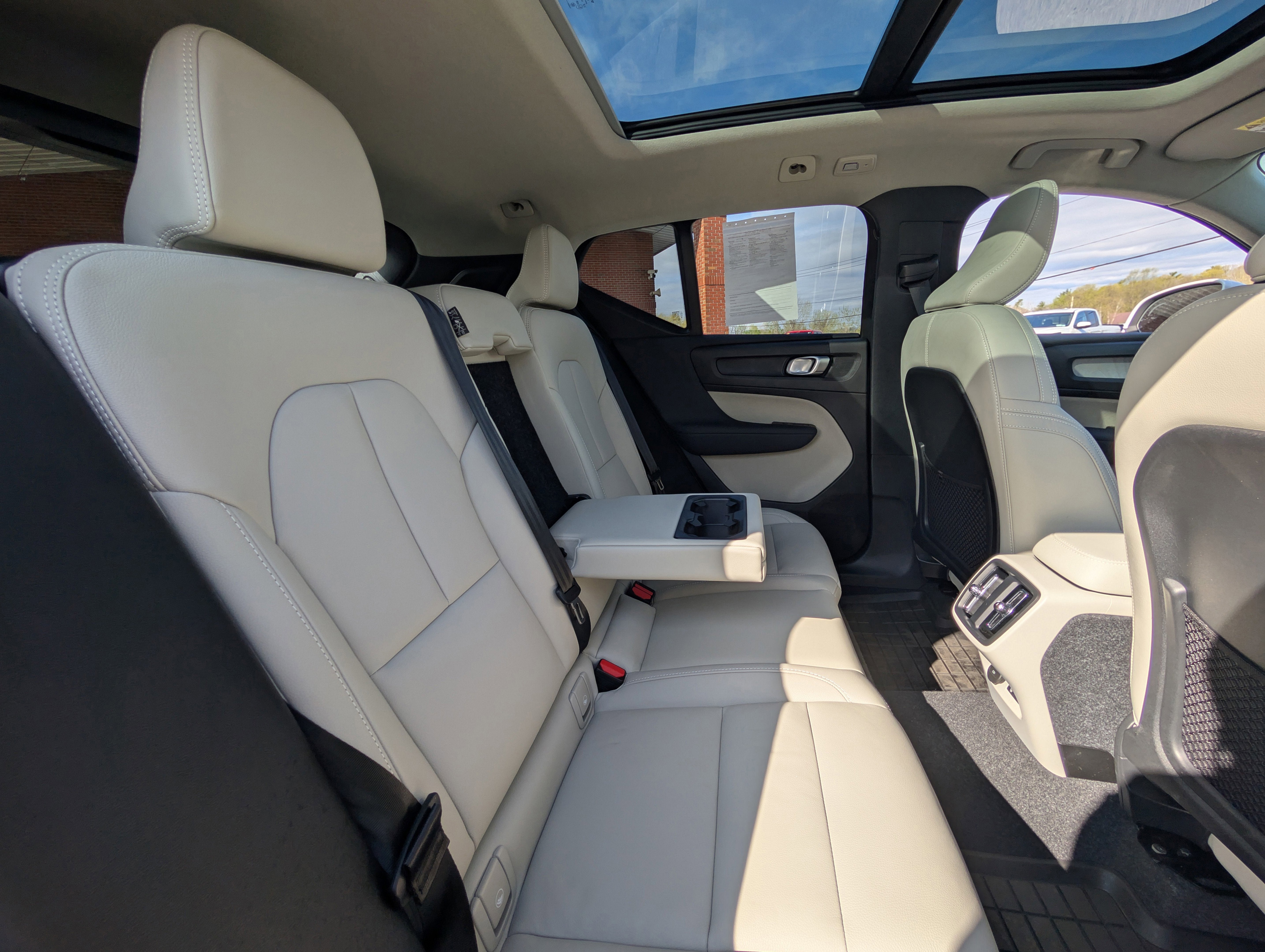 2024 Volvo XC40 B5 Plus Bright Theme