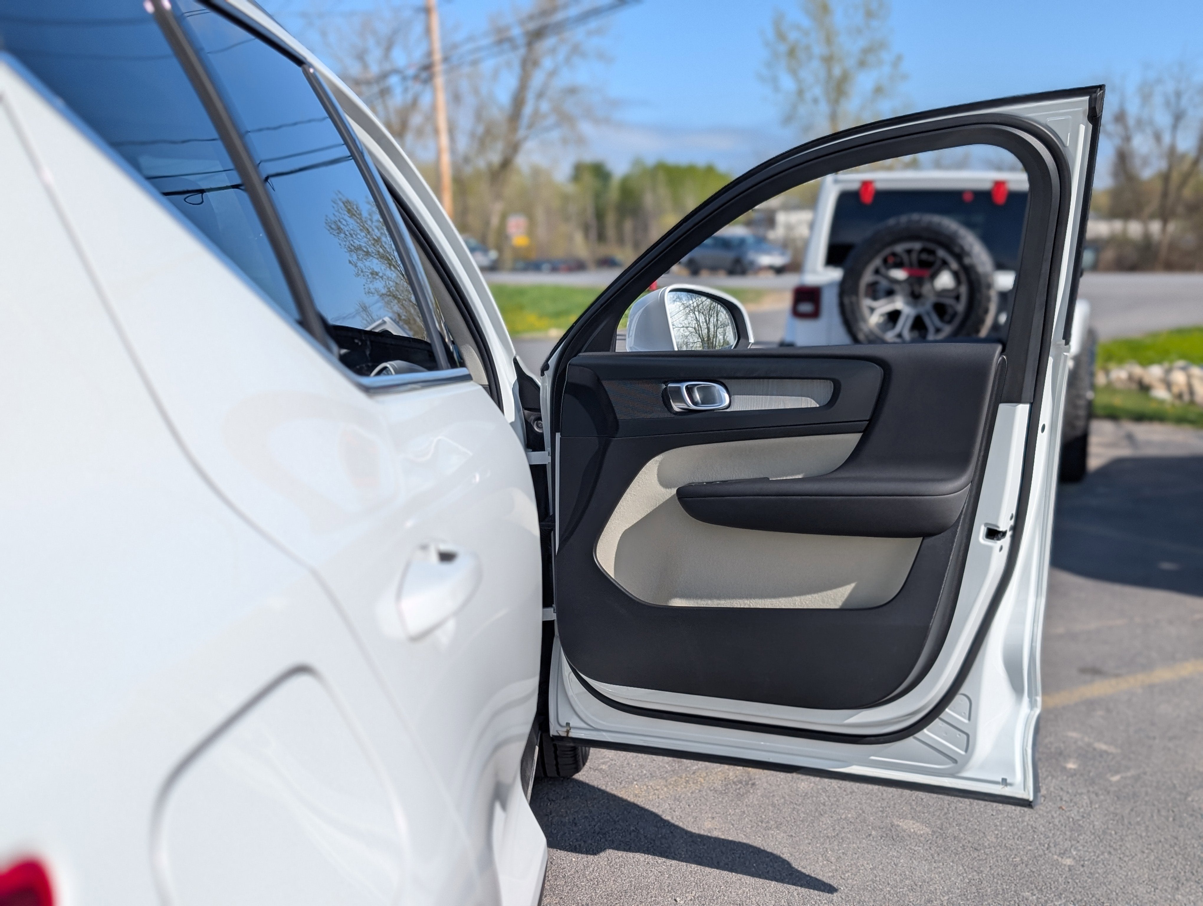 2024 Volvo XC40 B5 Plus Bright Theme