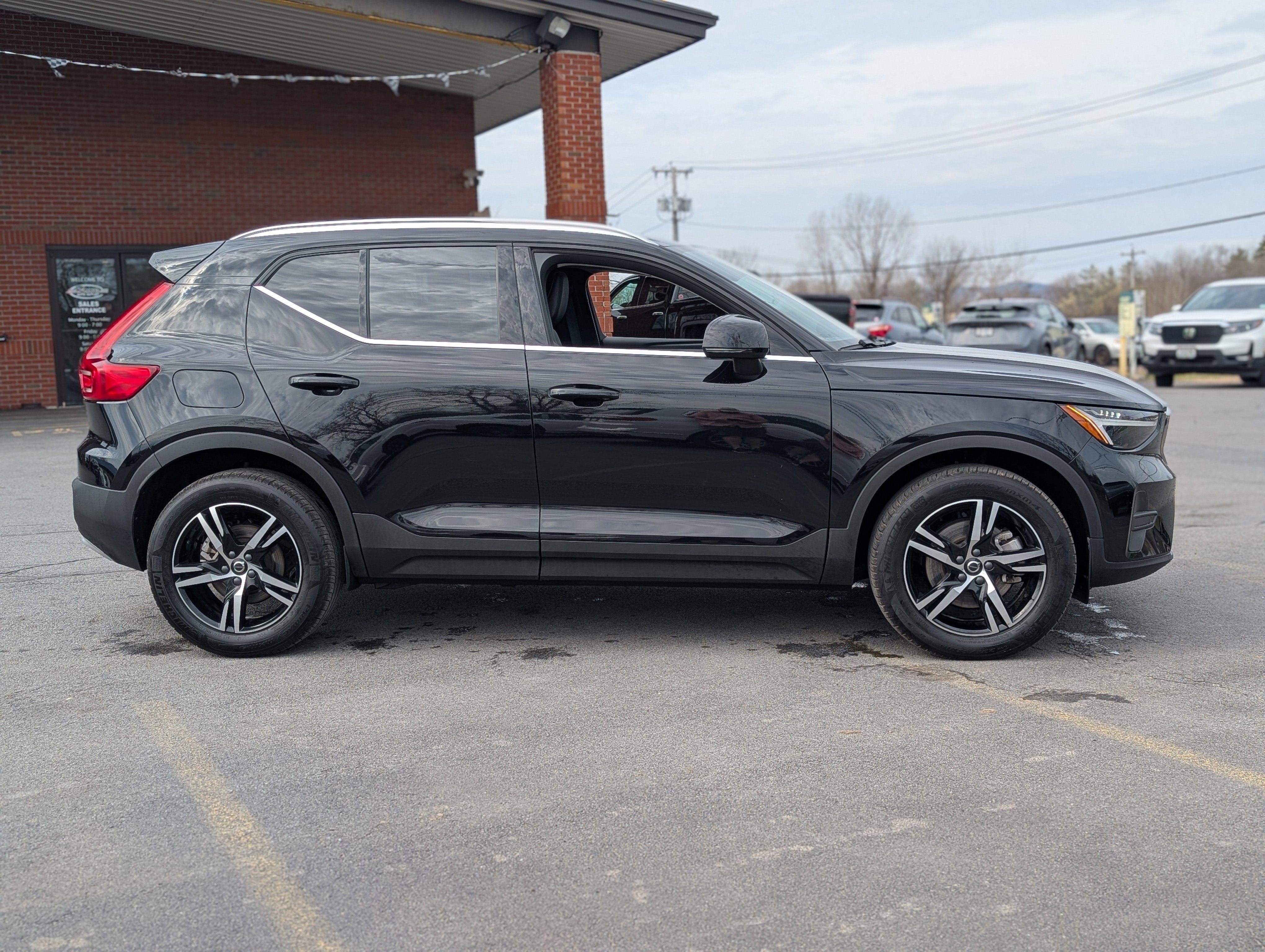 2025 Volvo XC40 B5 Core