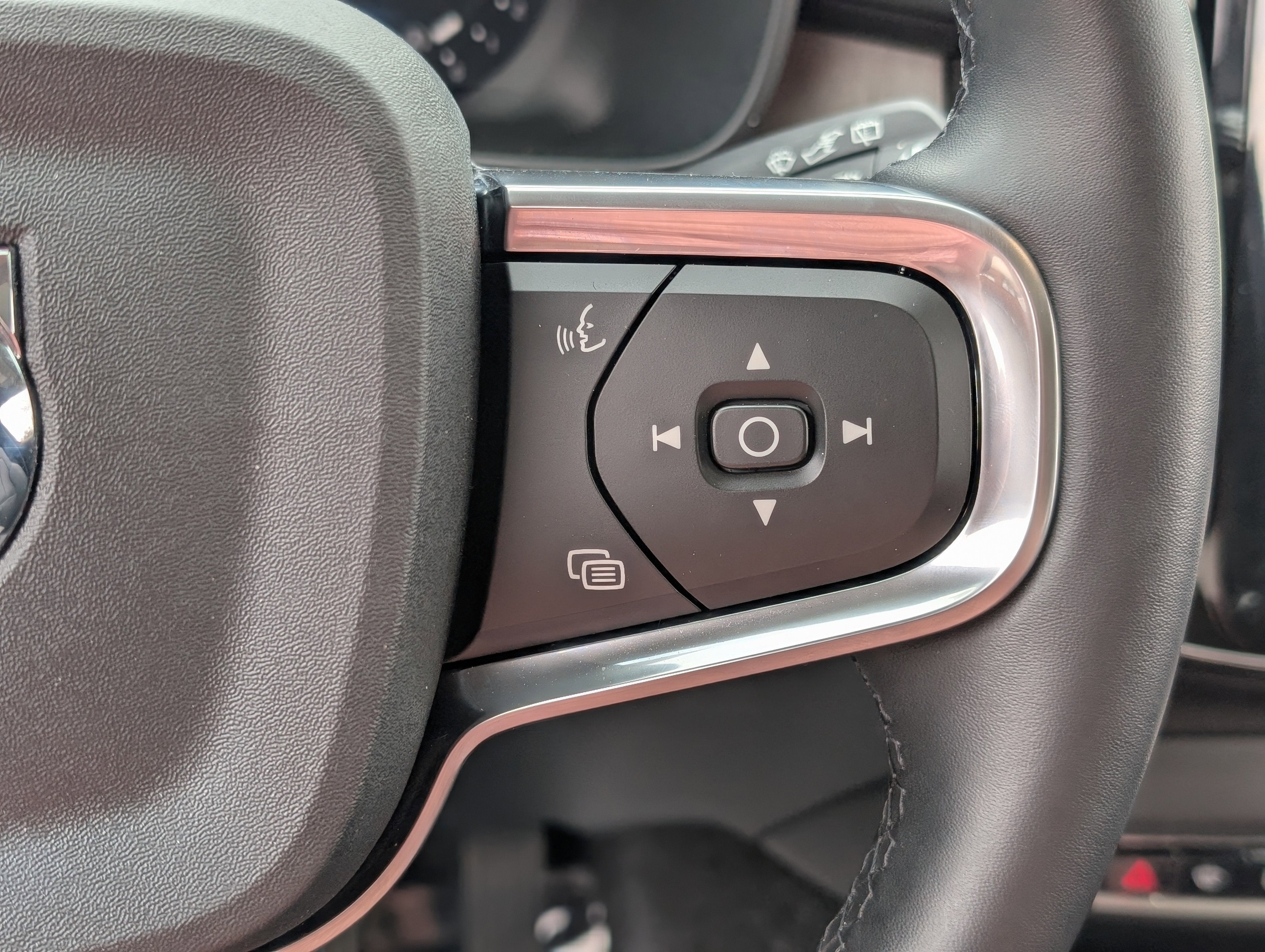 2025 Volvo XC40 B5 Core