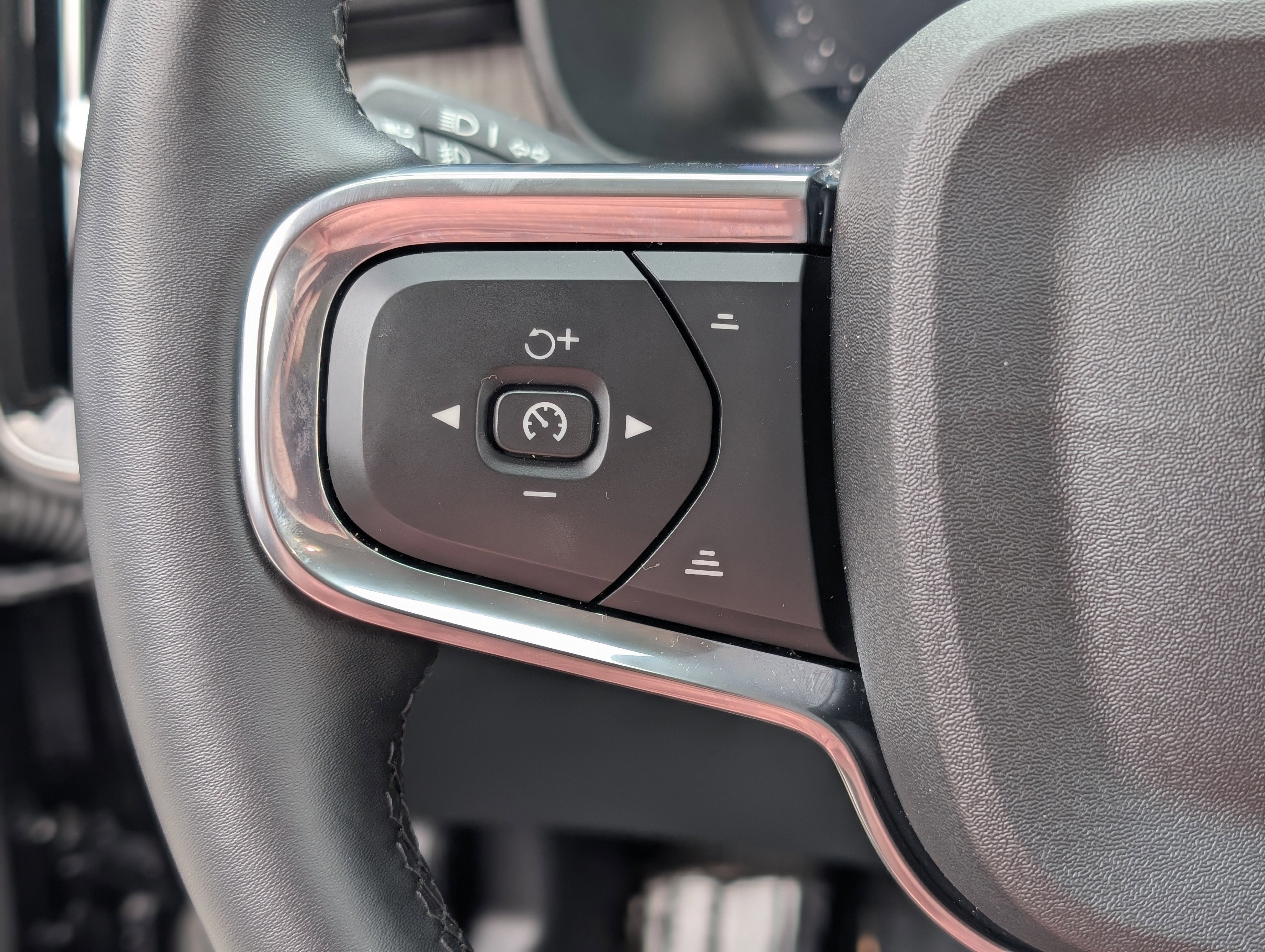 2025 Volvo XC40 B5 Core