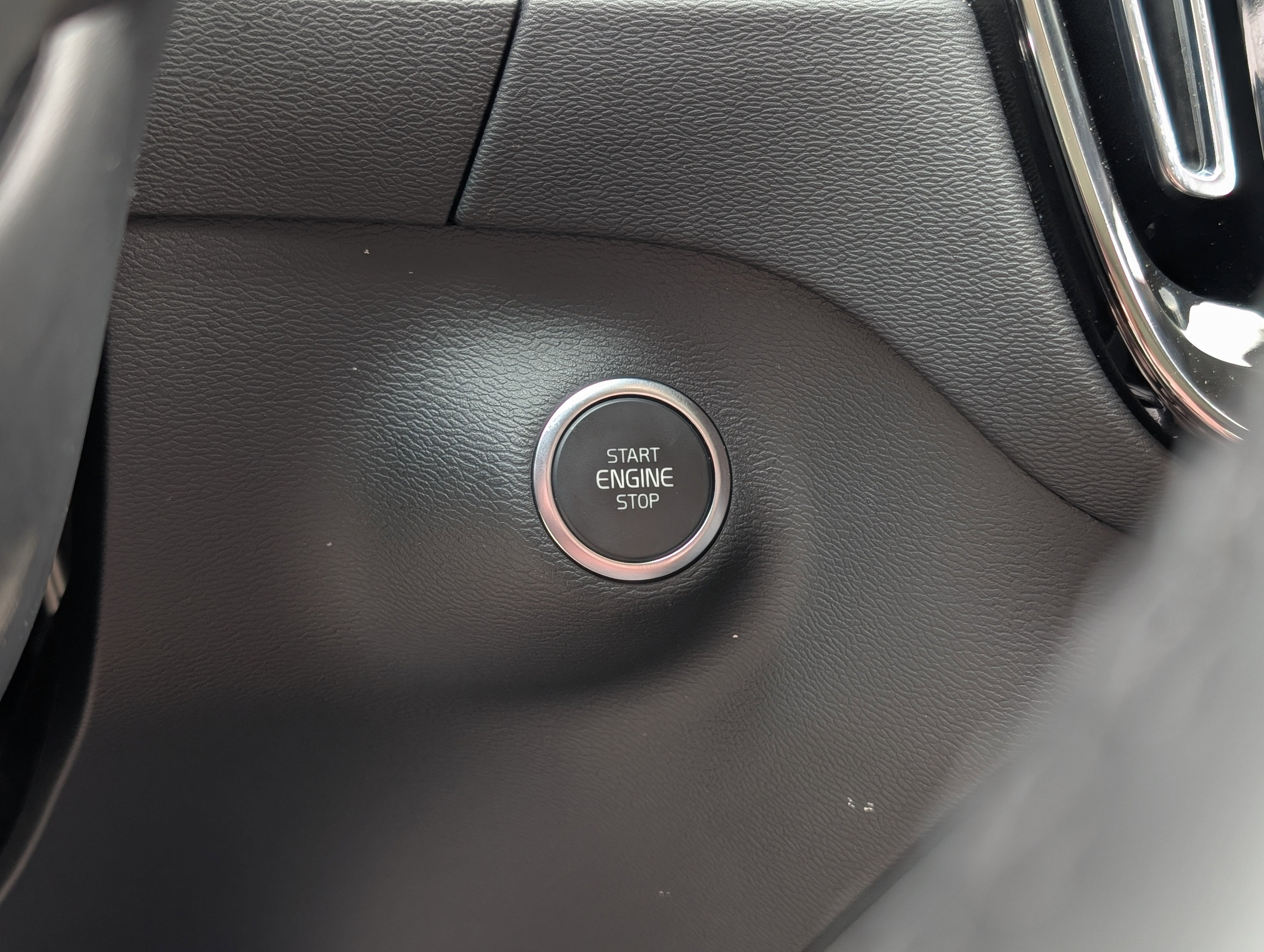 2025 Volvo XC40 B5 Core