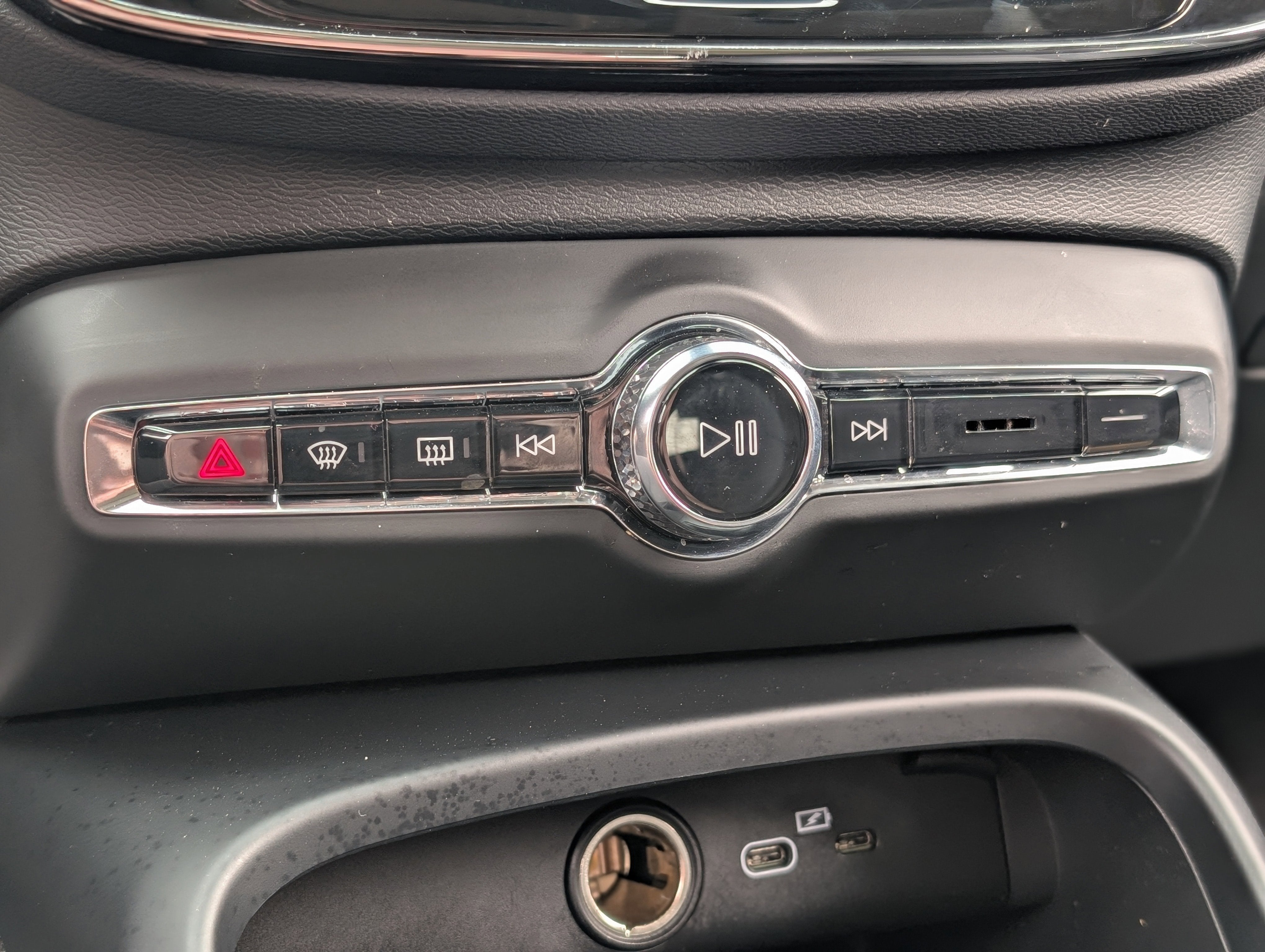 2025 Volvo XC40 B5 Core