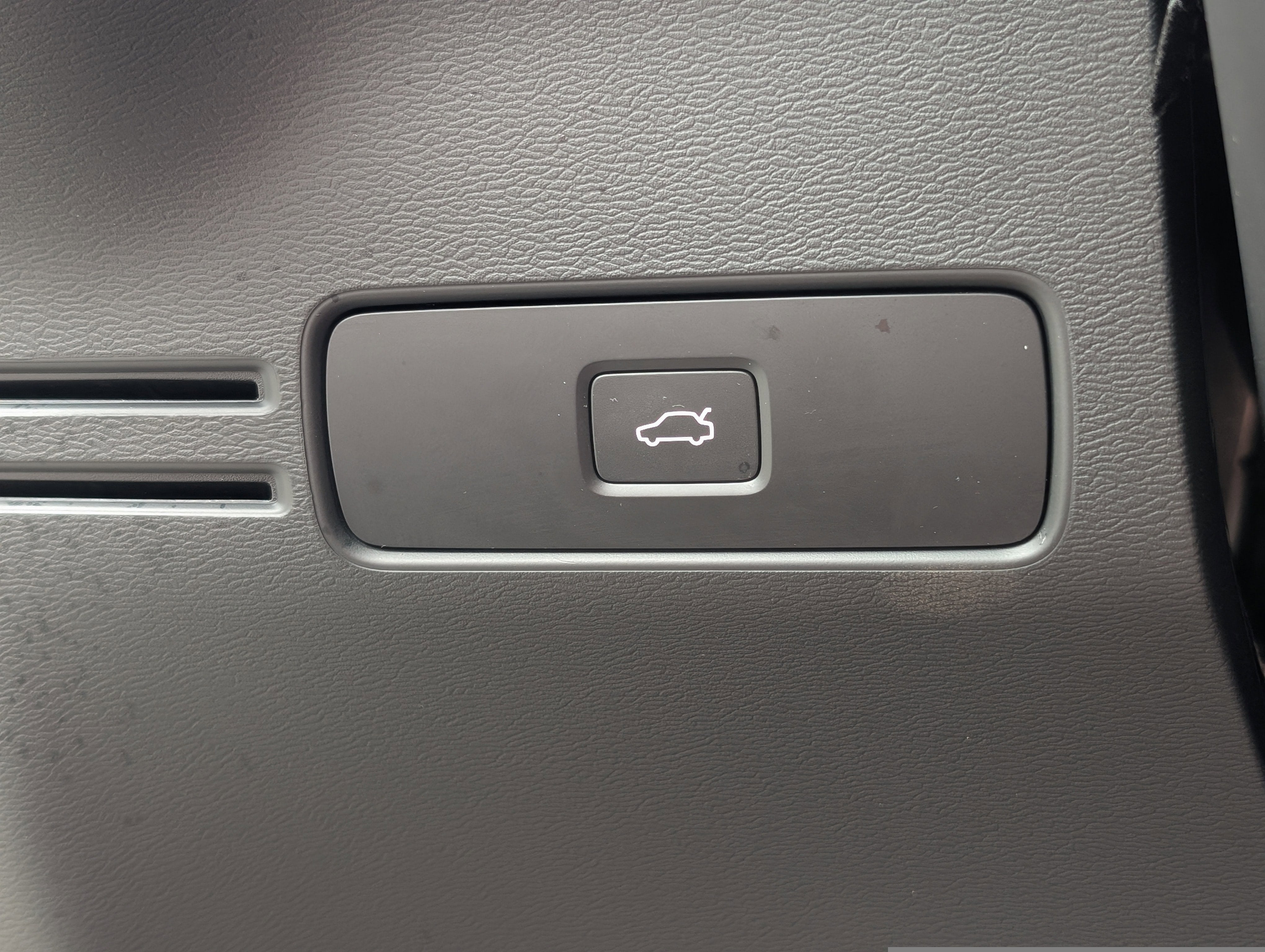 2025 Volvo XC40 B5 Core