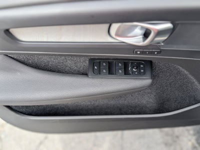 2025 Volvo XC40 B5 Core