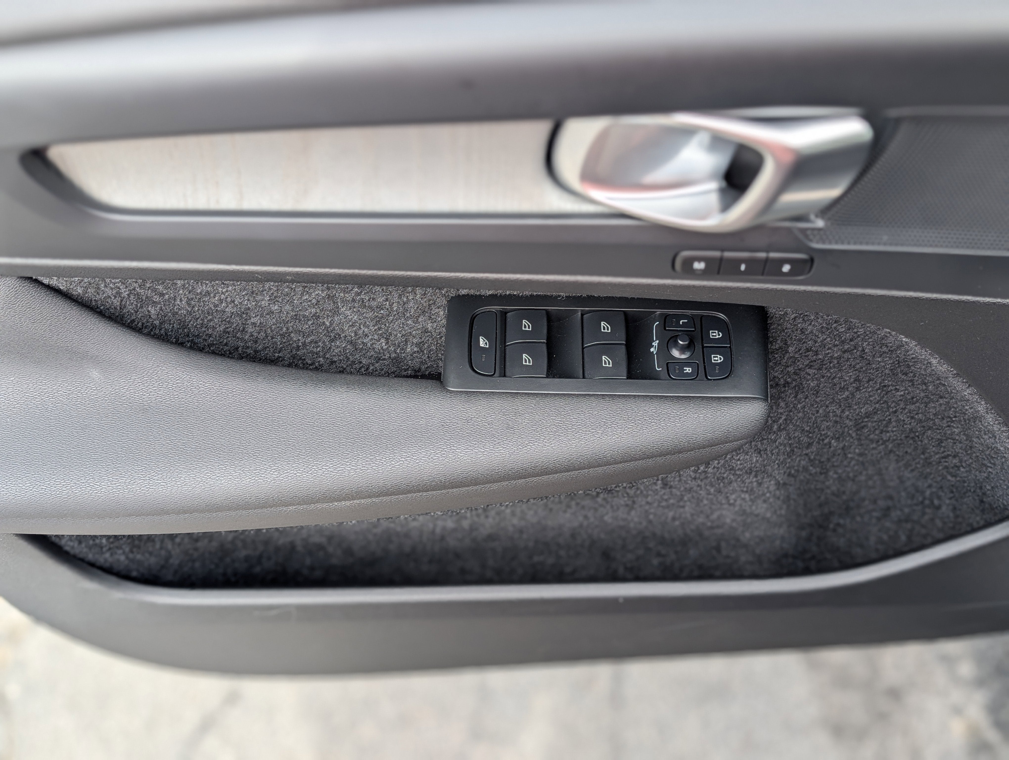 2025 Volvo XC40 B5 Core