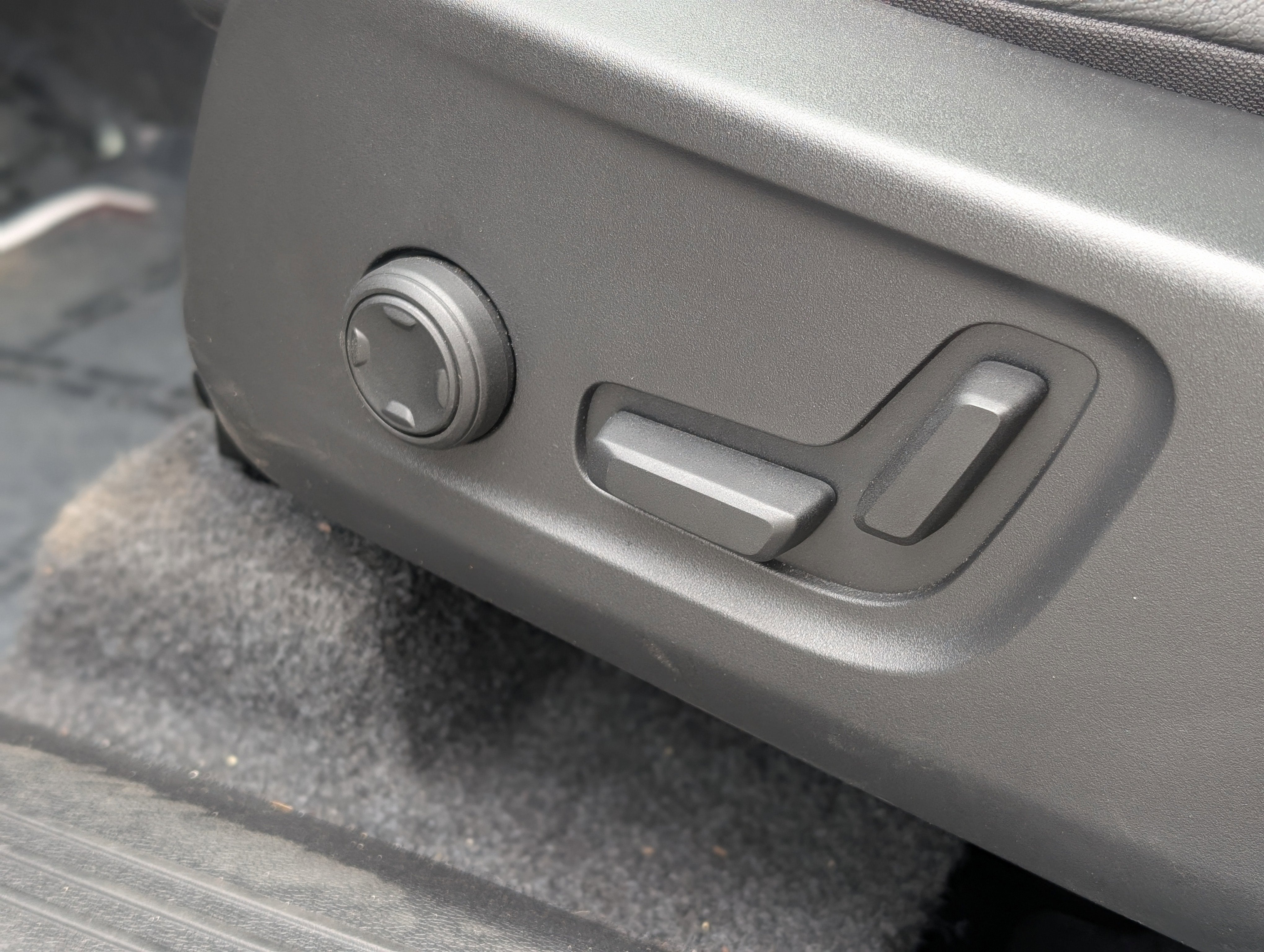 2025 Volvo XC40 B5 Core