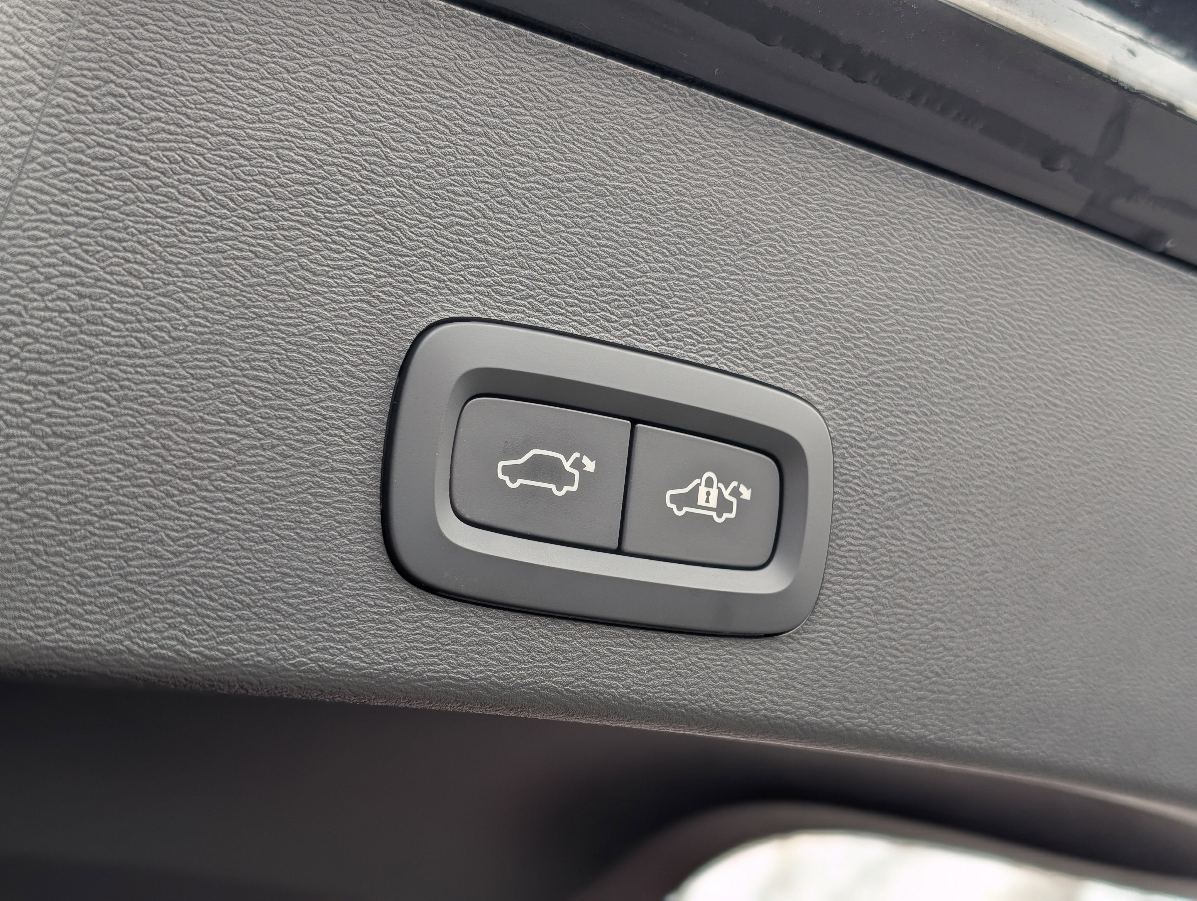 2025 Volvo XC40 B5 Core