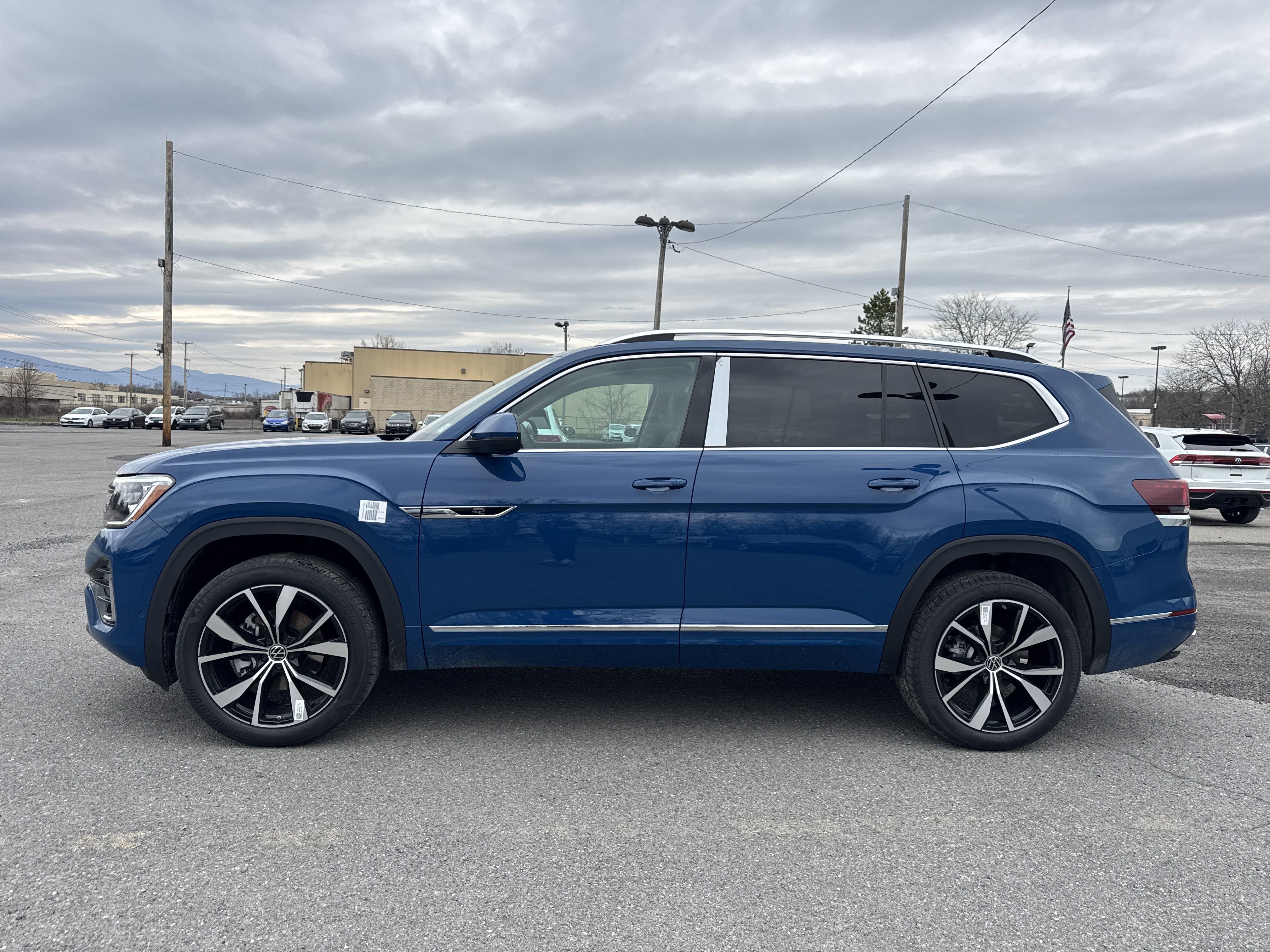 2025 Volkswagen Atlas 2.0T SEL Premium R-Line
