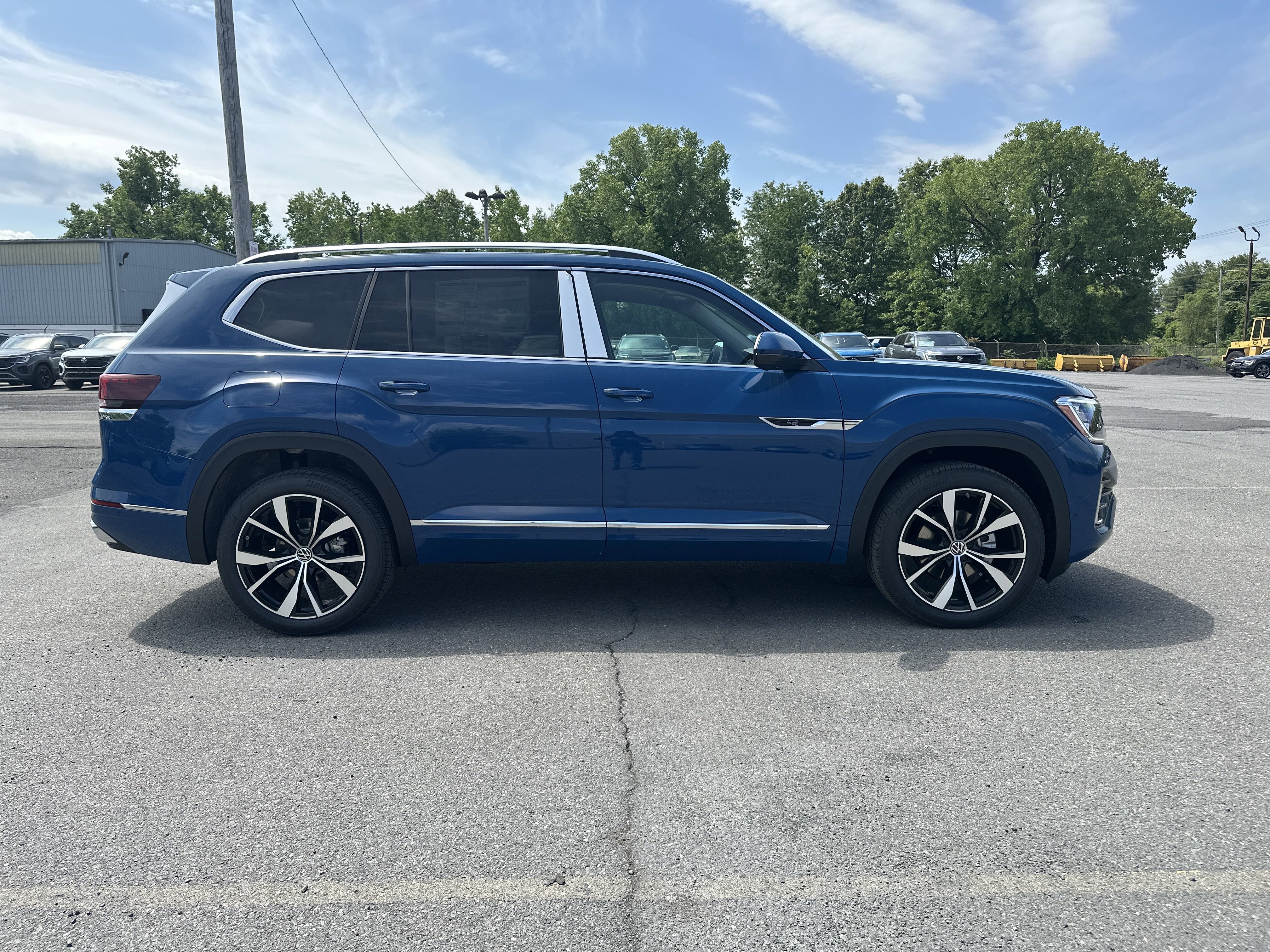 2025 Volkswagen Atlas 2.0T SEL Premium R-Line