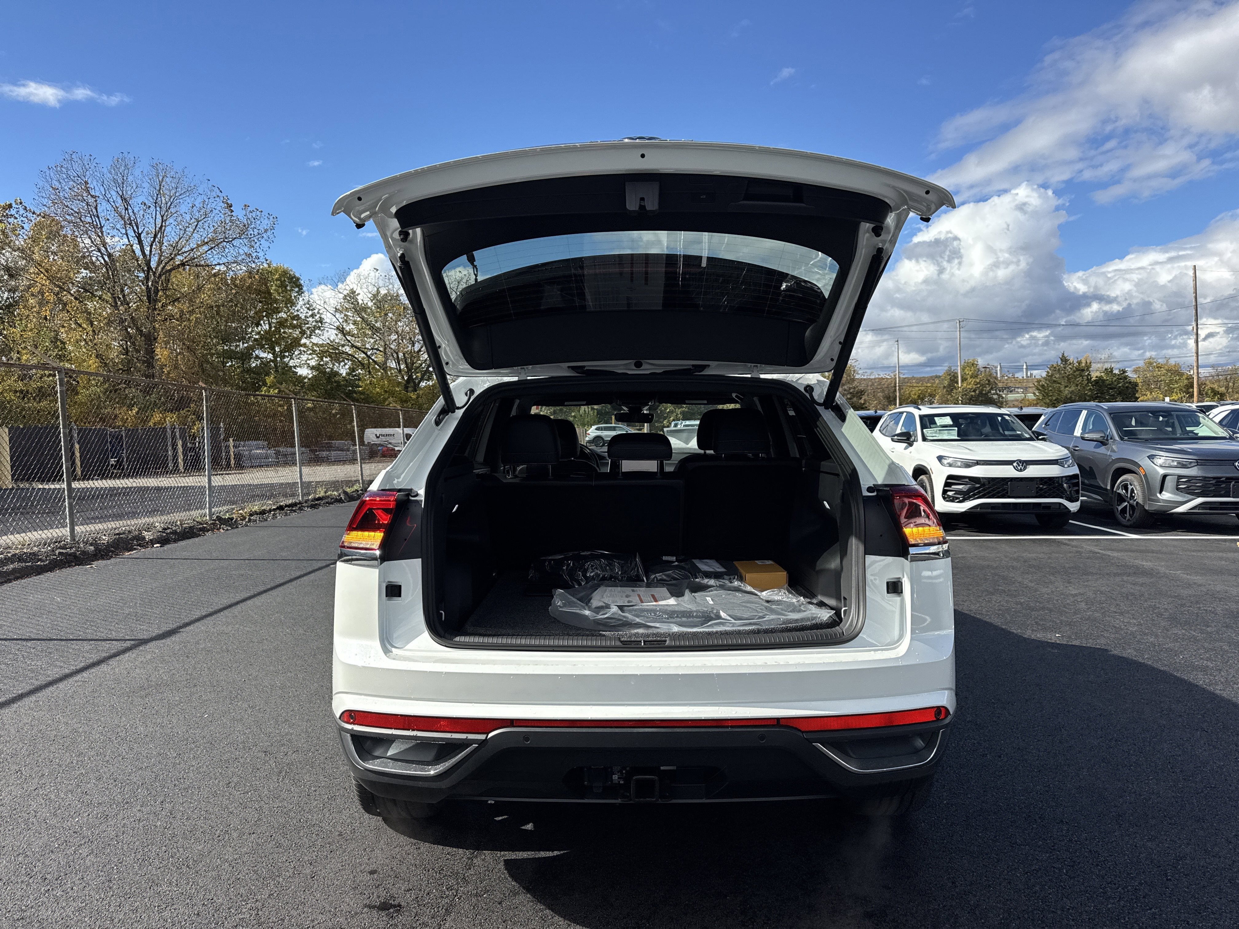 2026 Volkswagen Atlas Cross Sport 2.0T SE W/TECHNOLOGY
