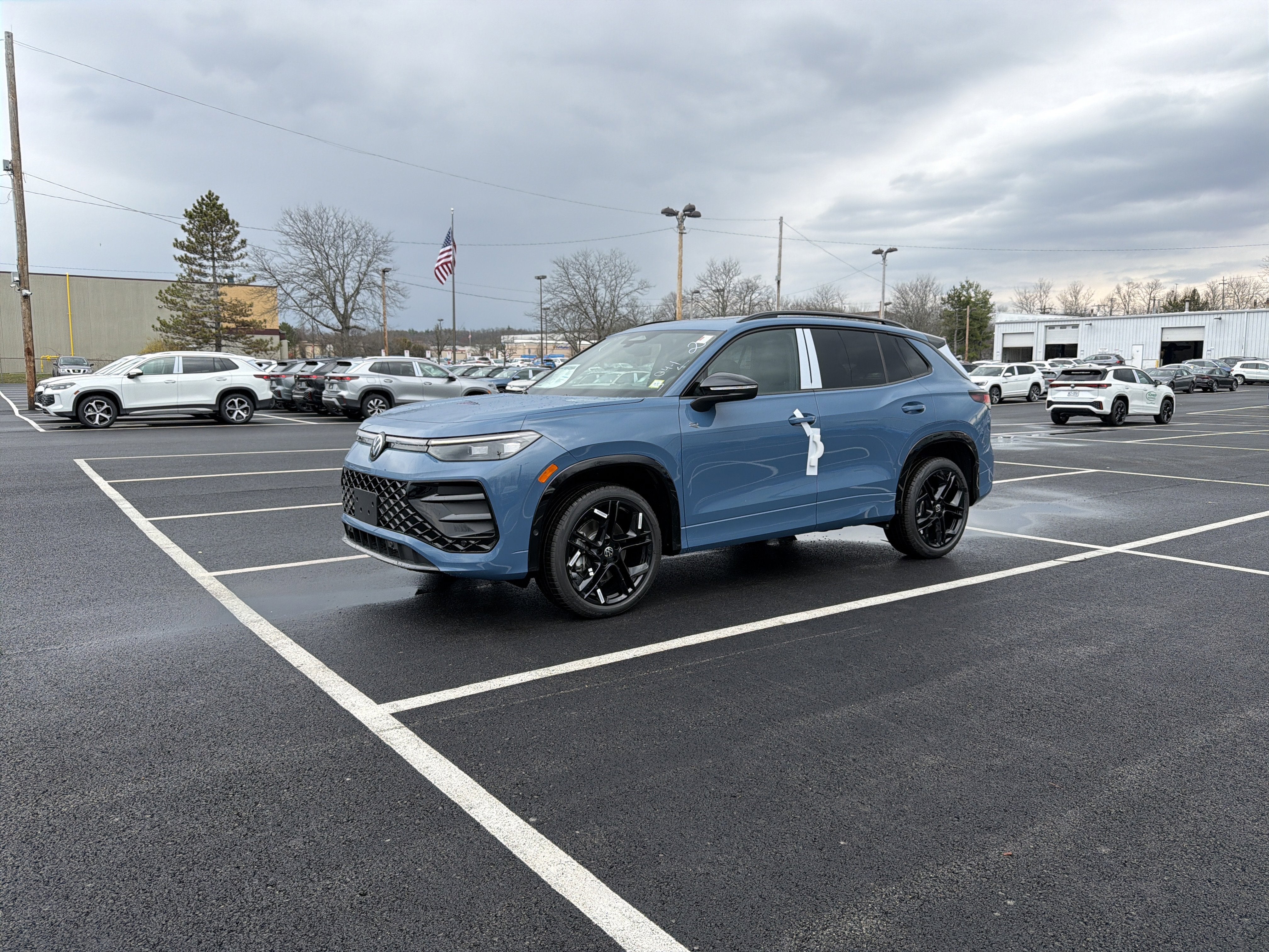 2026 Volkswagen Tiguan 2.0T SE R-Line Black